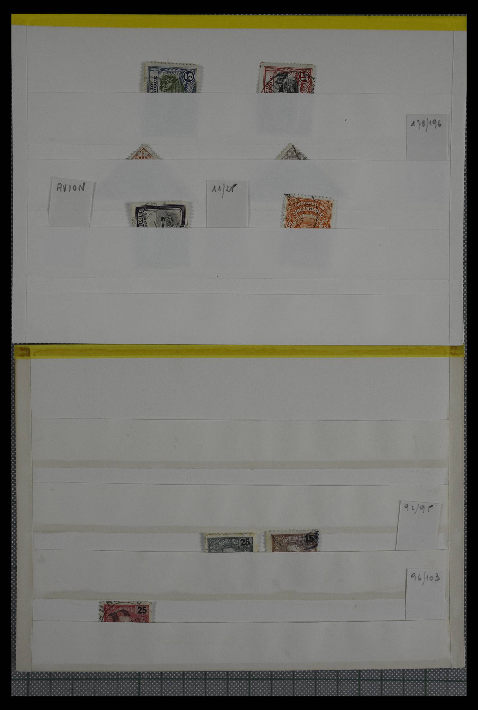 27247 057 - 27247 World sorting box.