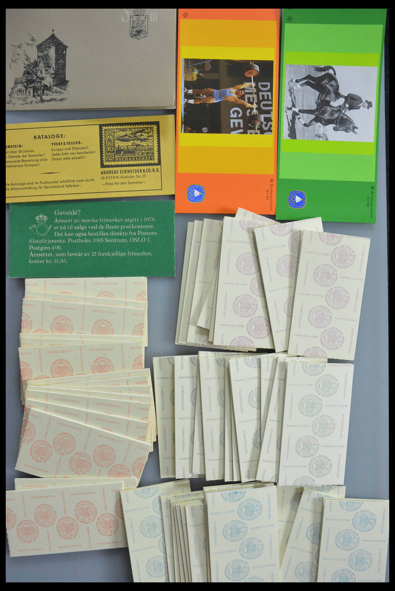 28358 004 - 28358 West Europa postzegelboekjes.