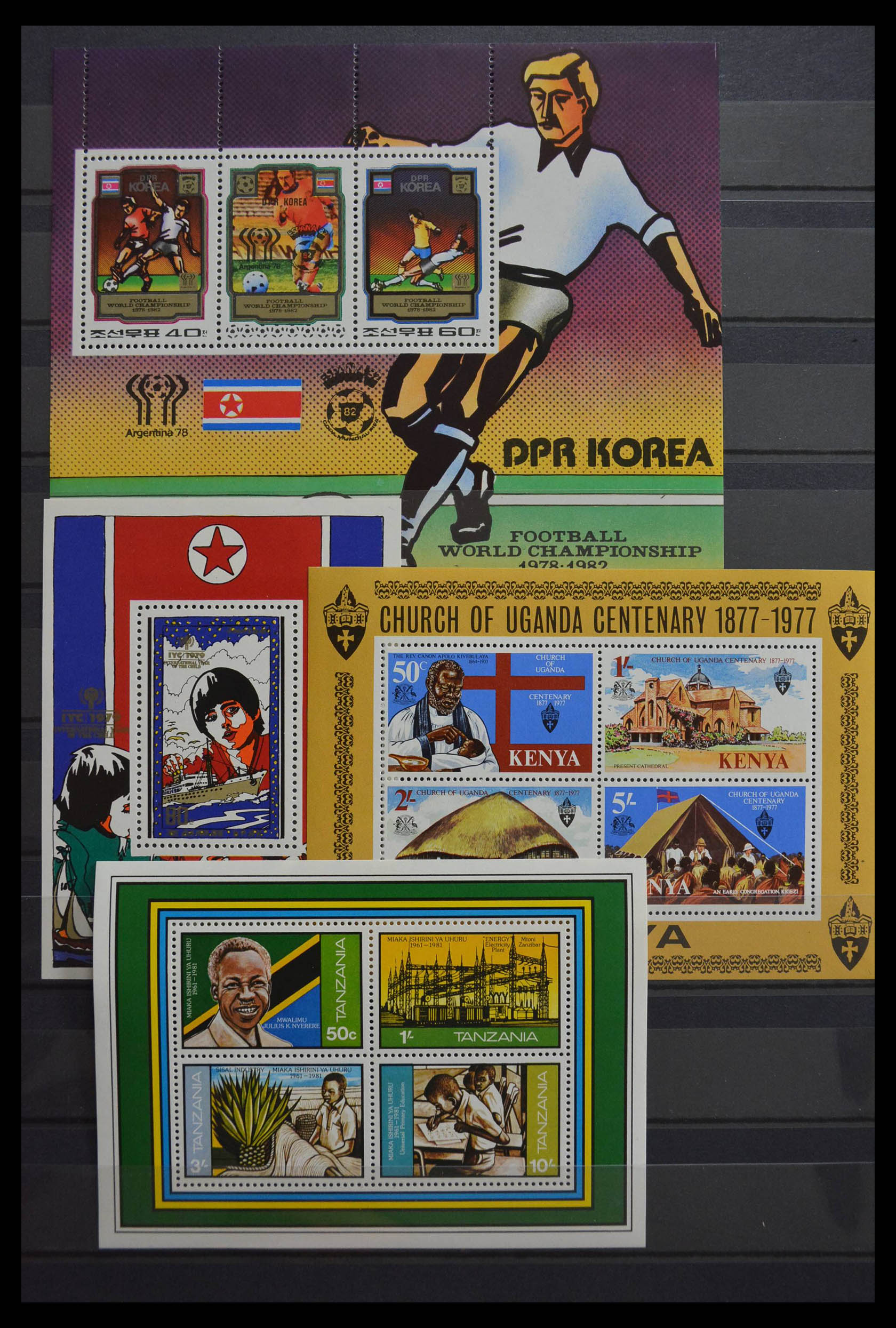 28511 028 - 28511 World souvenir sheets.
