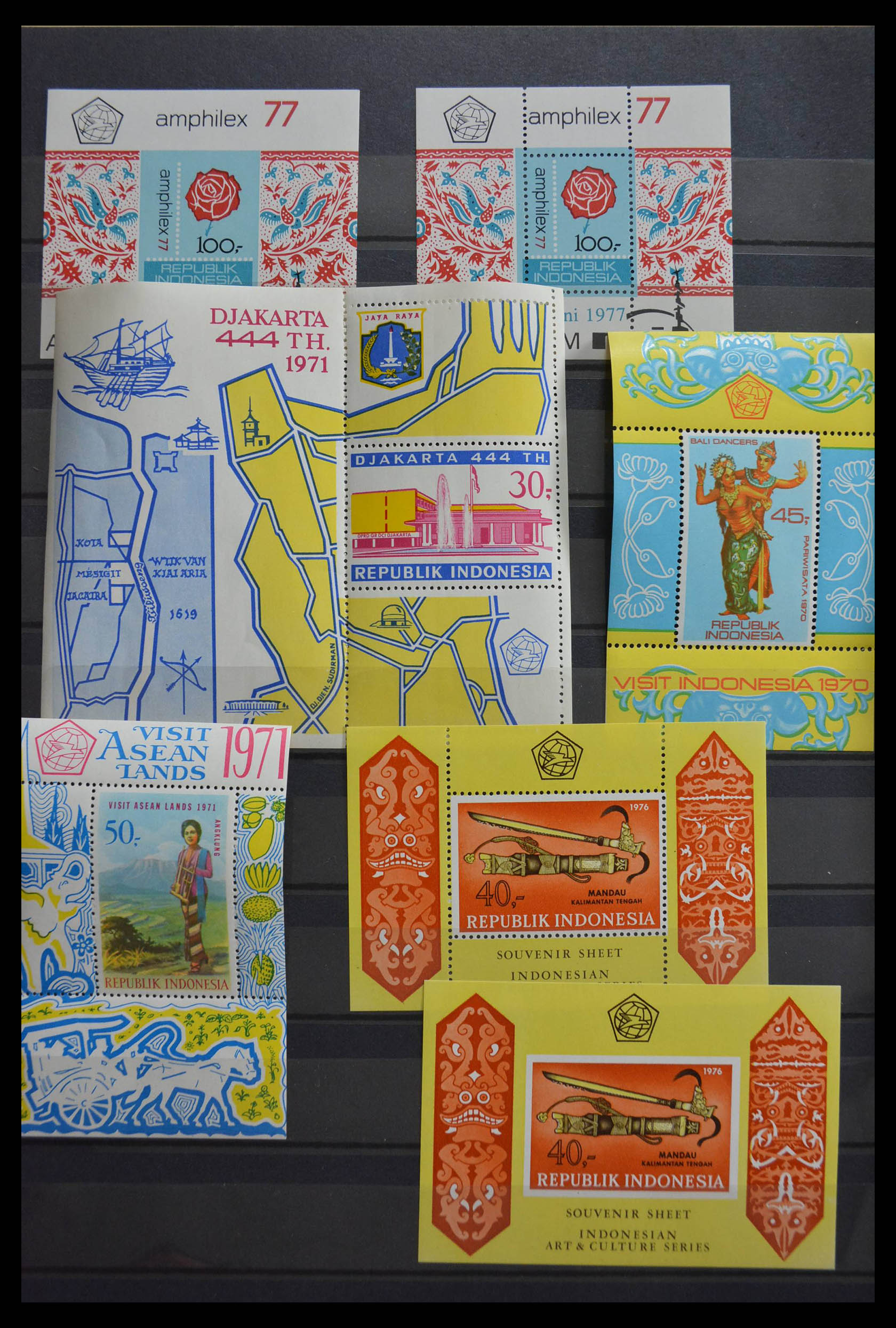 28511 030 - 28511 World souvenir sheets.
