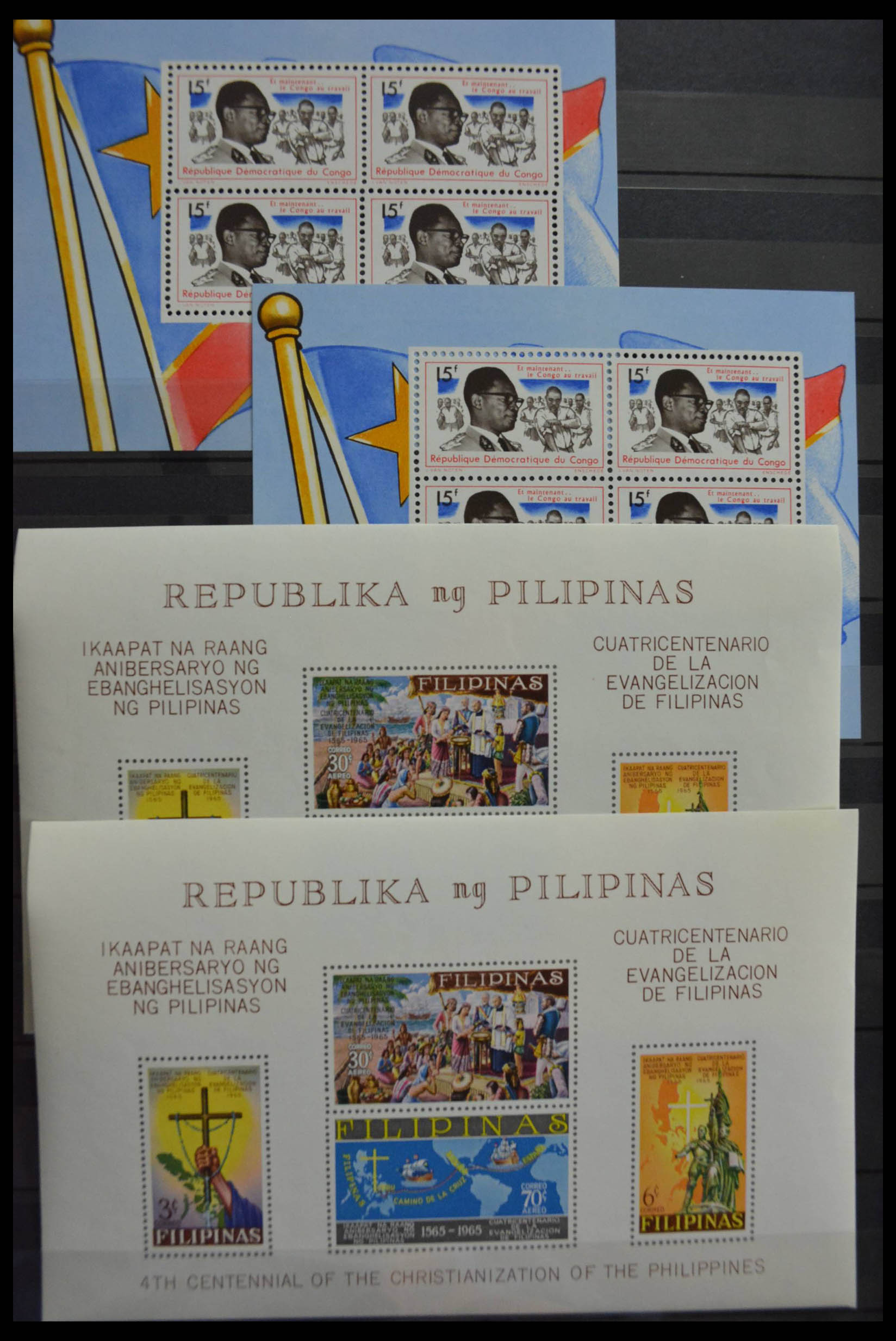 28513 004 - 28513 World souvenir sheets.