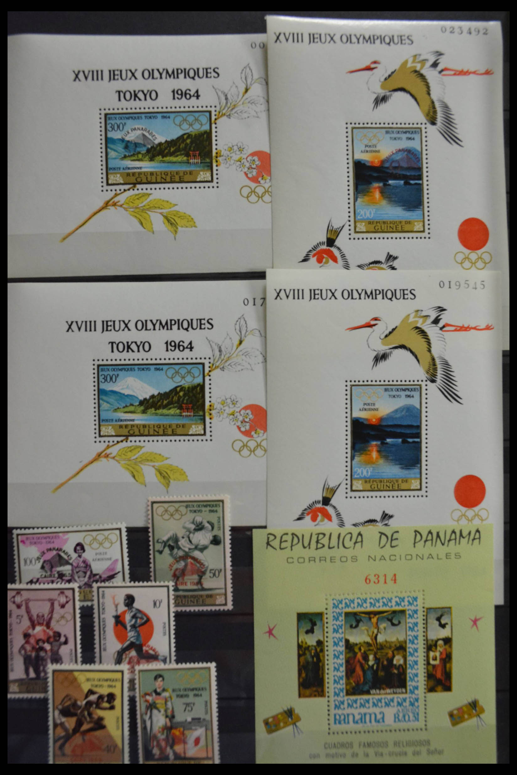 28513 008 - 28513 World souvenir sheets.