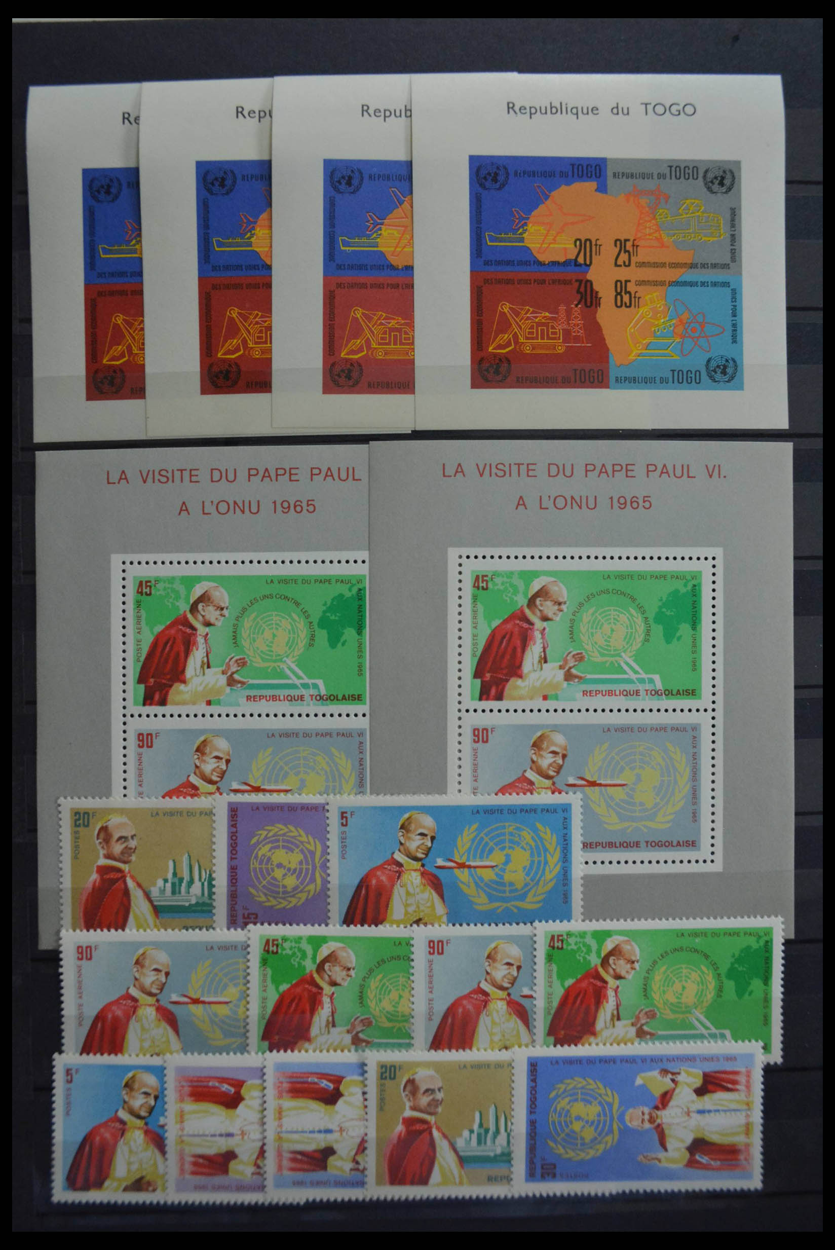 28513 018 - 28513 World souvenir sheets.