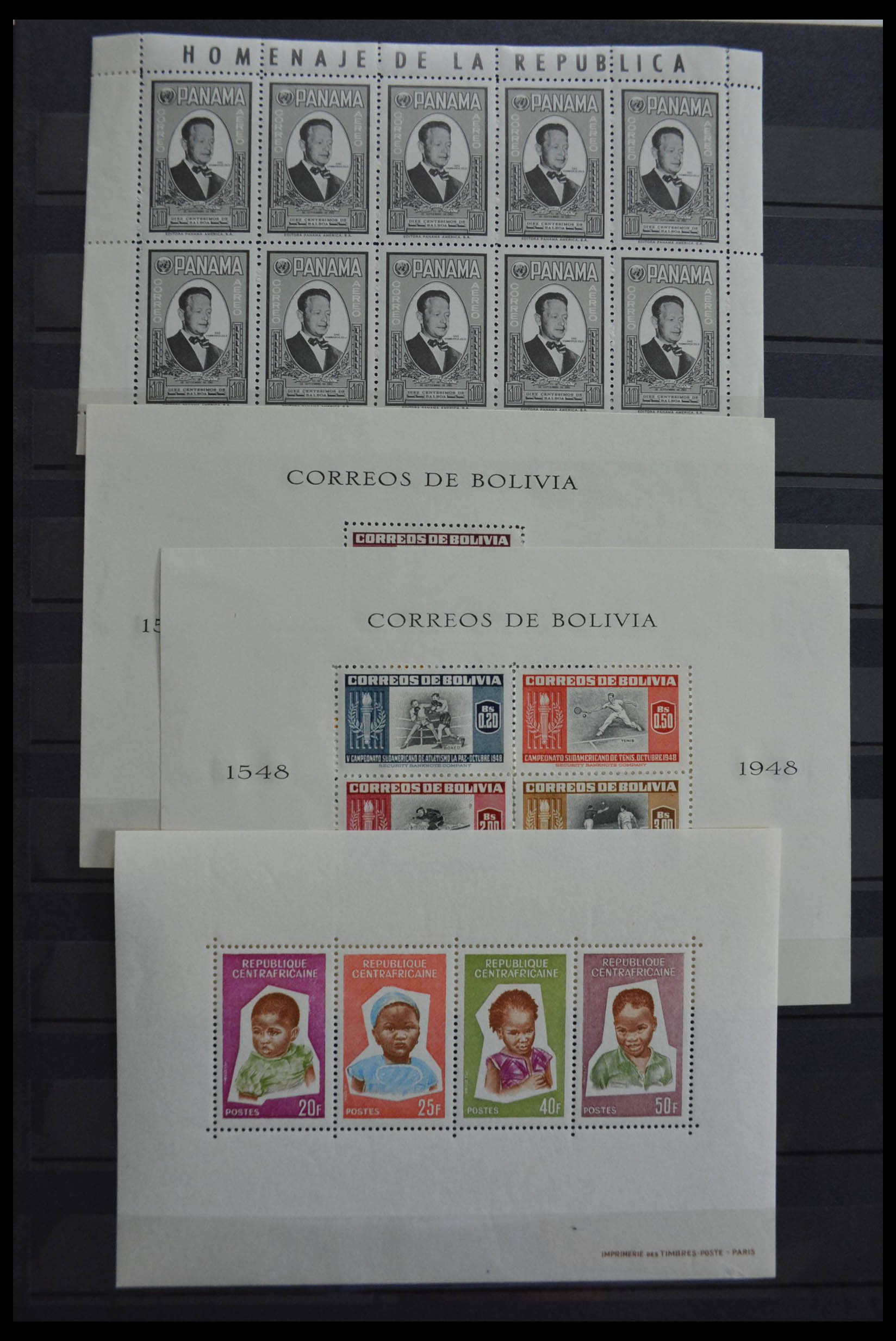 28513 020 - 28513 World souvenir sheets.