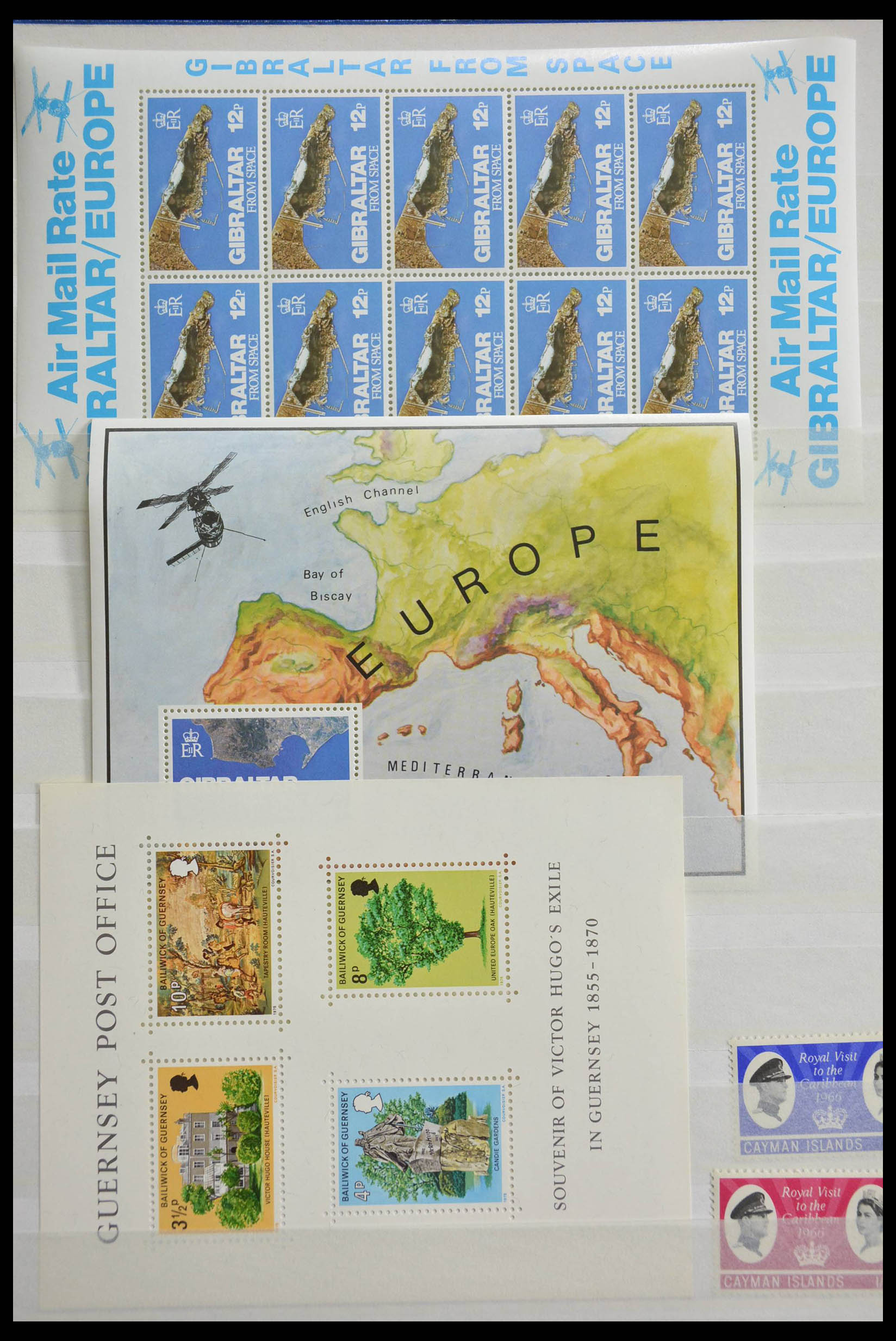 28515 027 - 28515 World souvenir sheets.