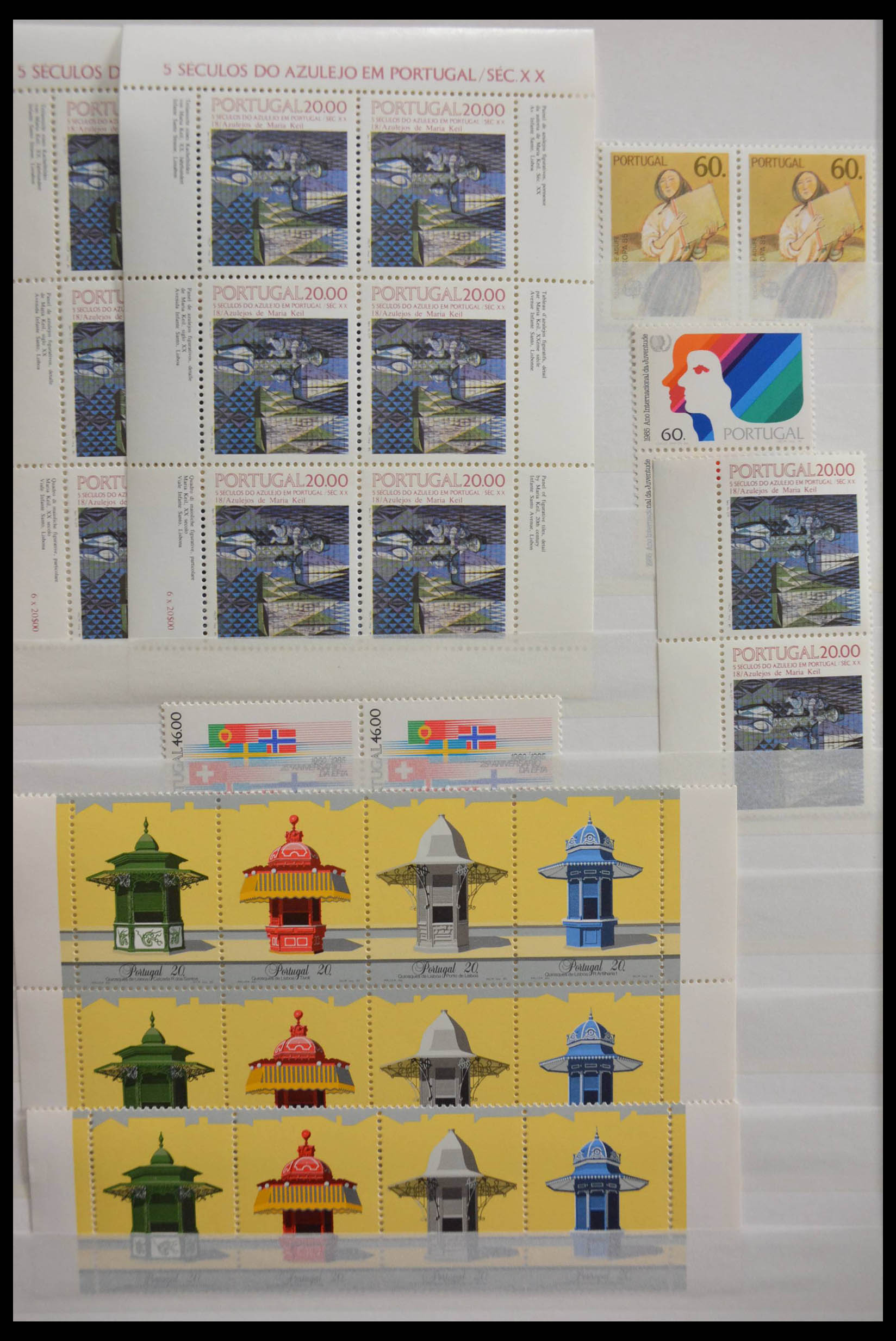 28540 068 - 28540 Portugal souvenir sheets.