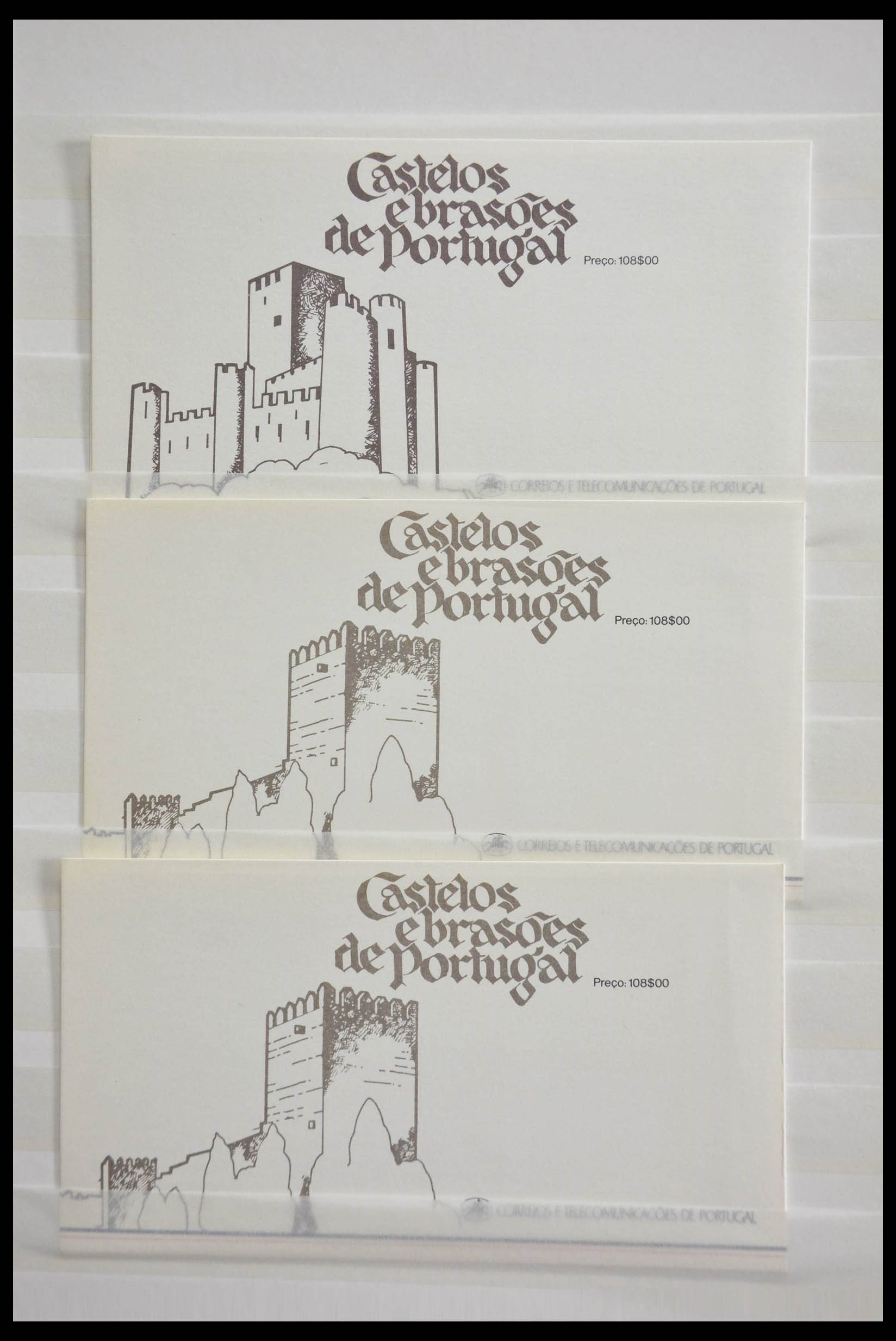 28540 102 - 28540 Portugal souvenir sheets.