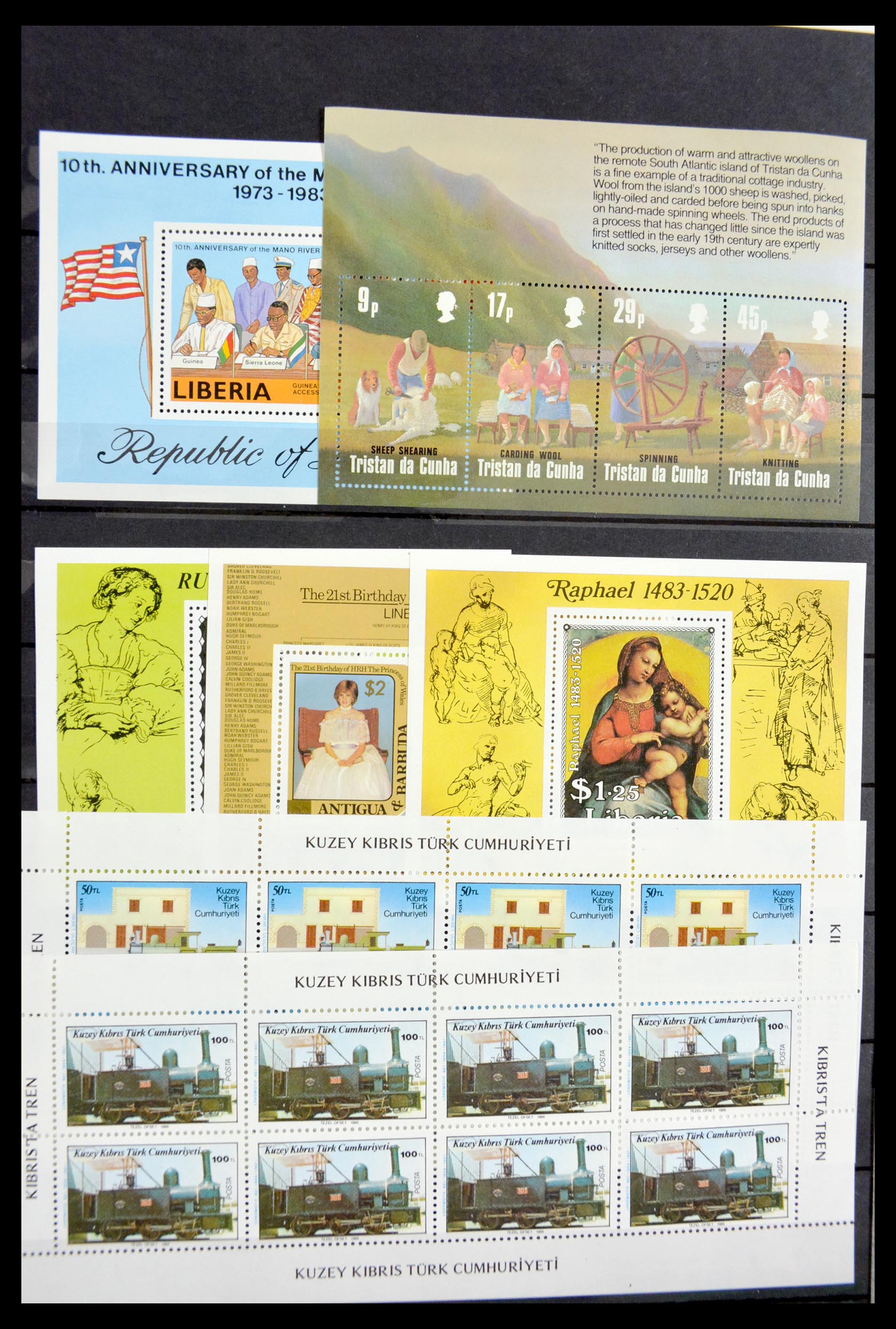 29584 014 - 29584 World souvenir sheets 1980-2011.
