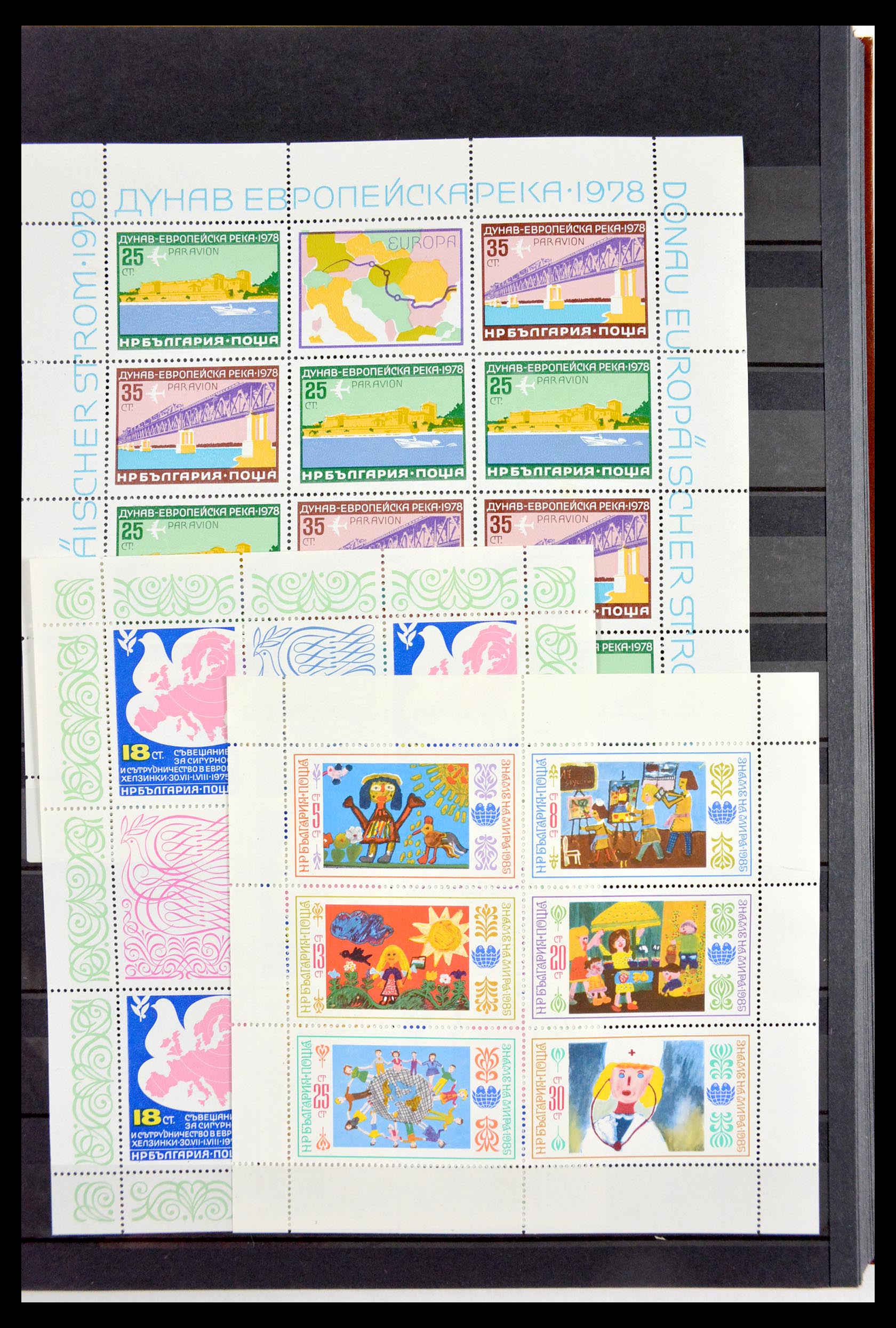 29584 031 - 29584 World souvenir sheets 1980-2011.