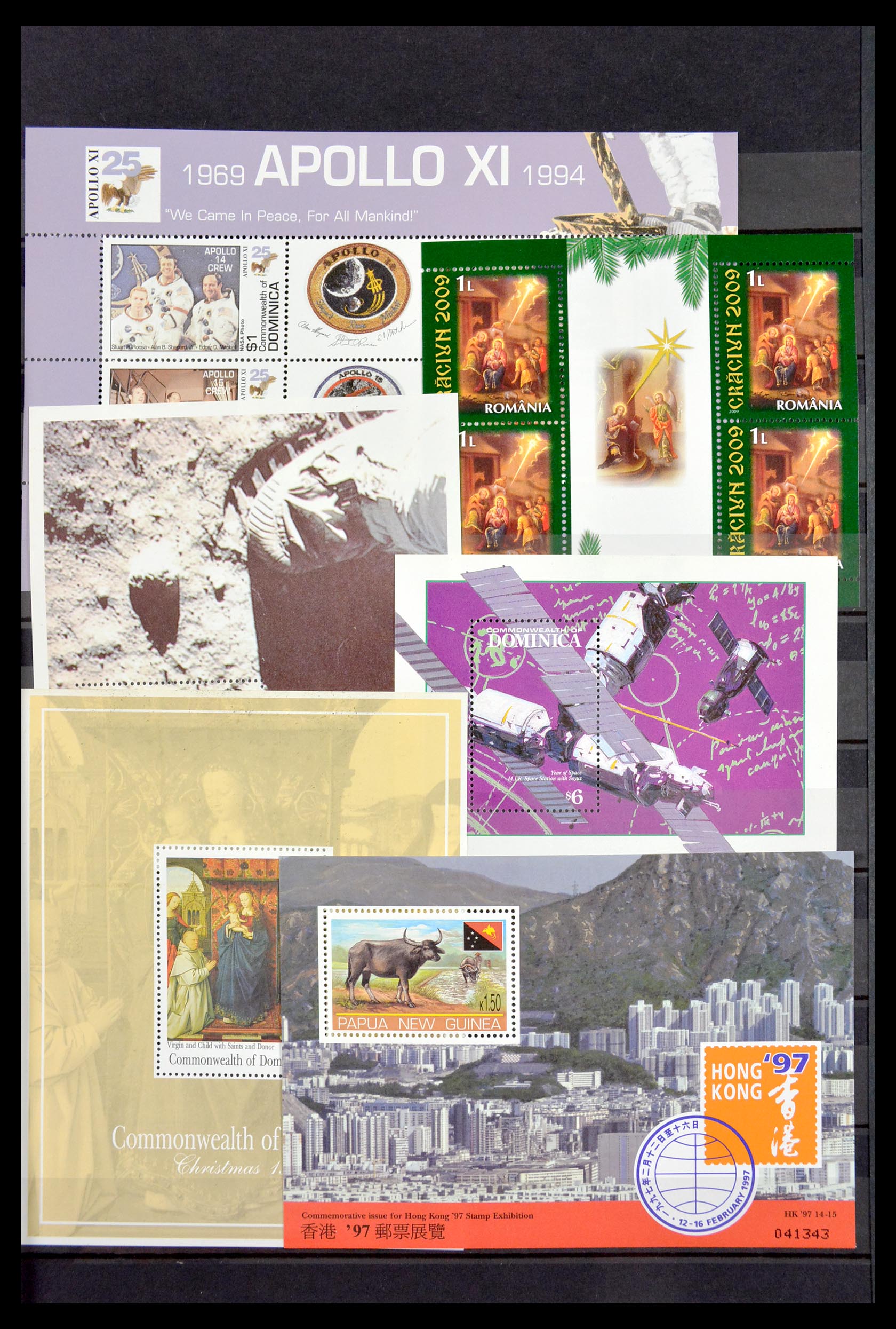 29584 033 - 29584 World souvenir sheets 1980-2011.