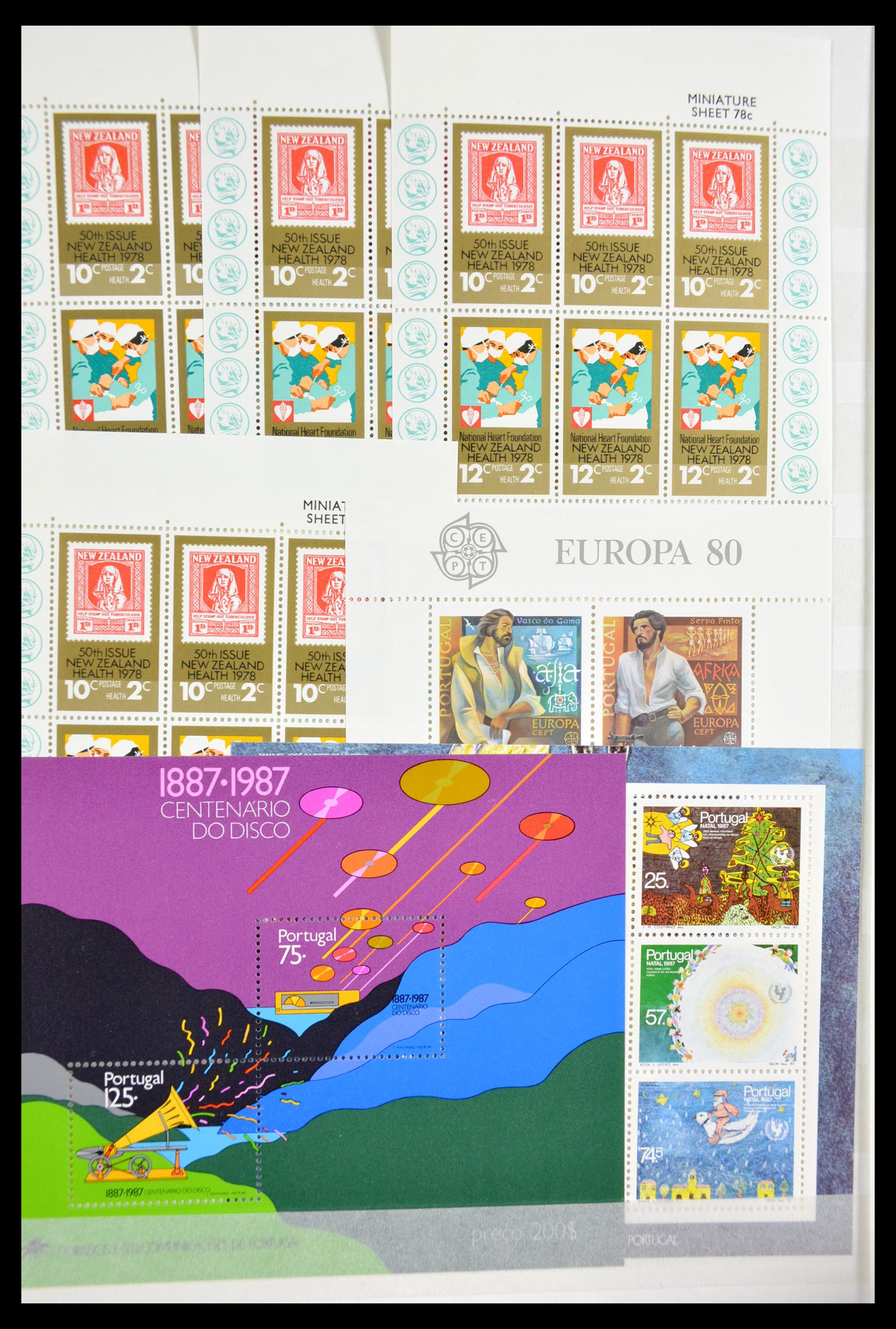 29584 073 - 29584 World souvenir sheets 1980-2011.