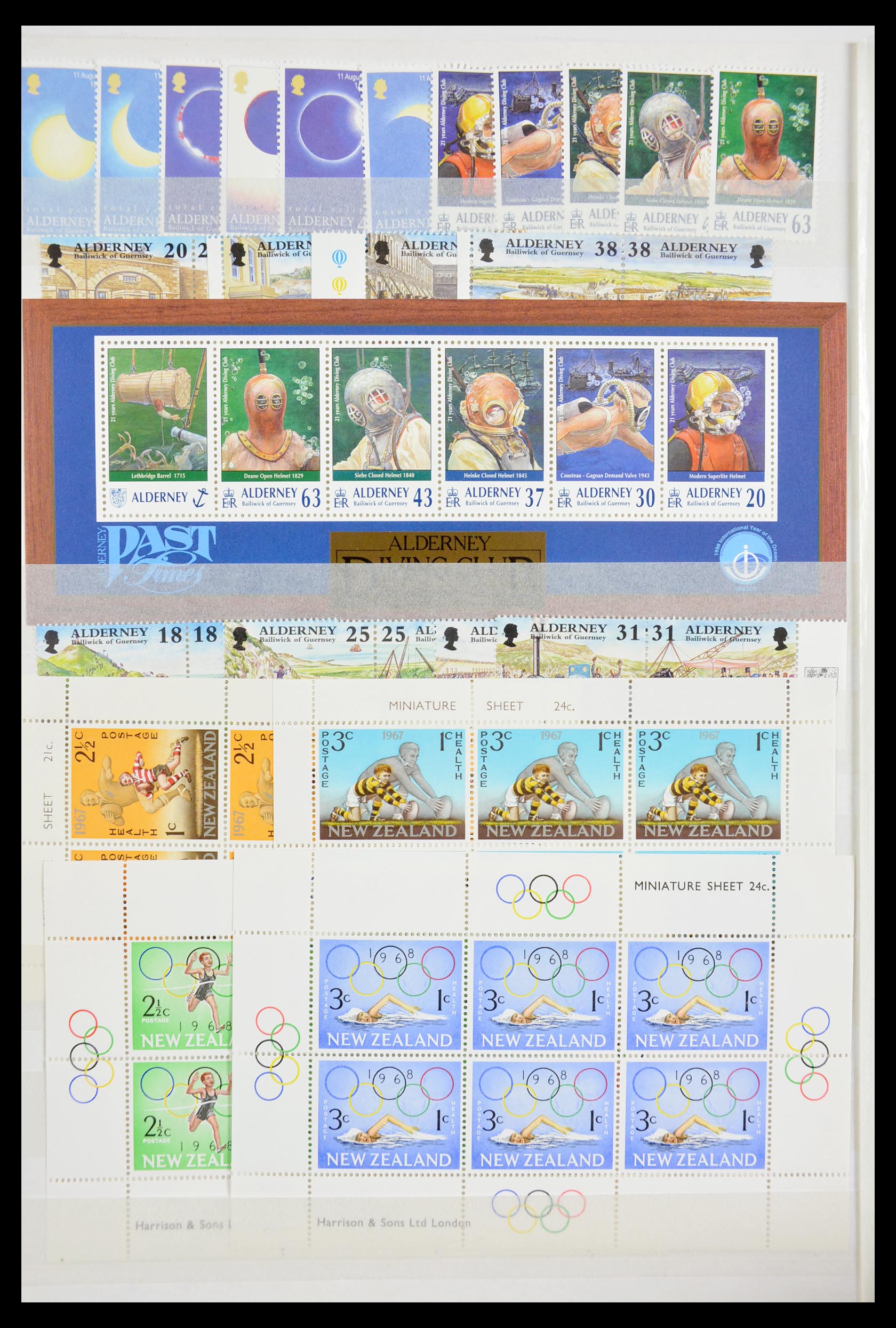 29584 083 - 29584 World souvenir sheets 1980-2011.