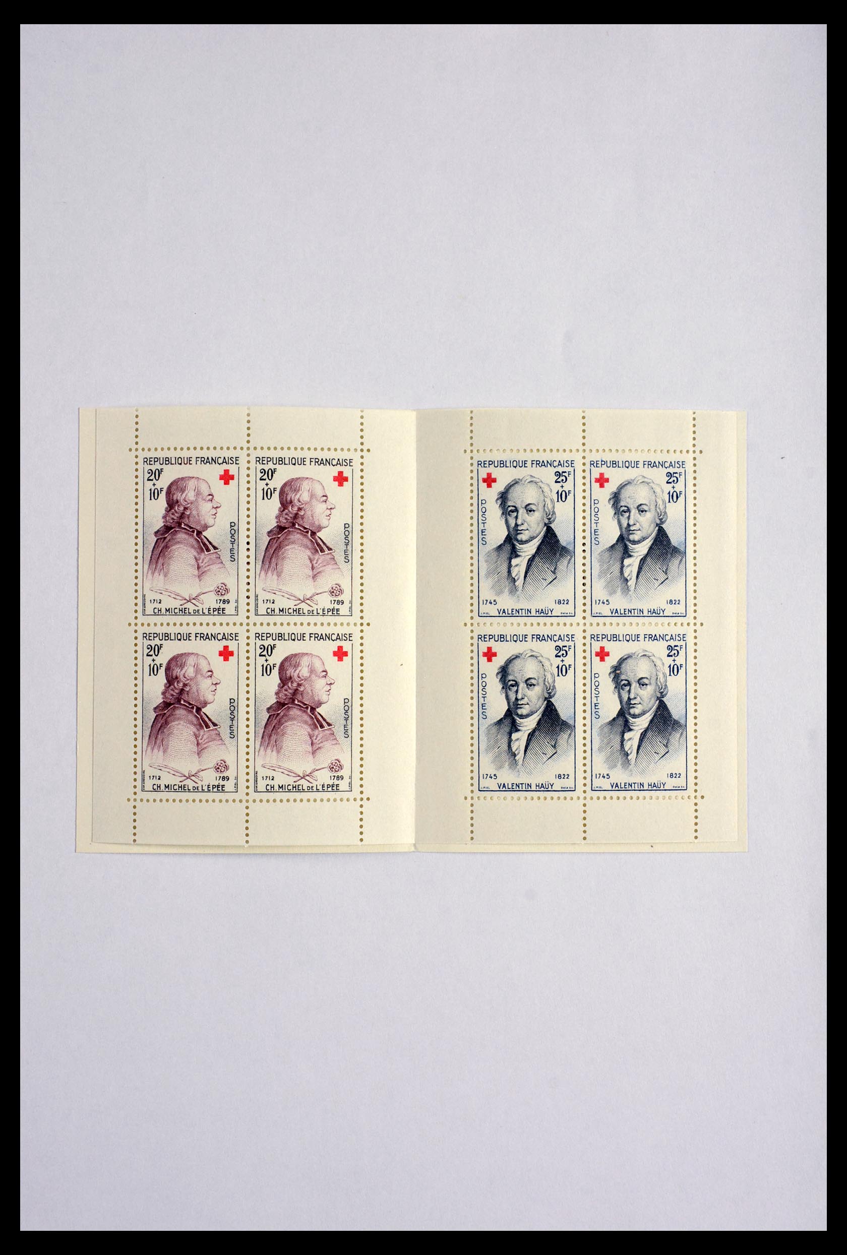 29737 010 - 29737 France Red Cross booklets 1952-1959.