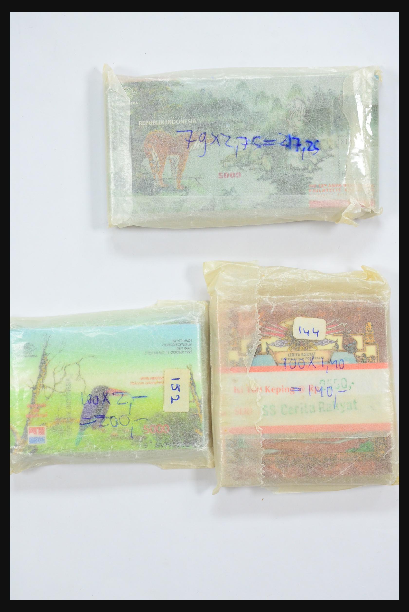 31447 004 - 31447 Indonesia souvenir sheets 1995-1998.