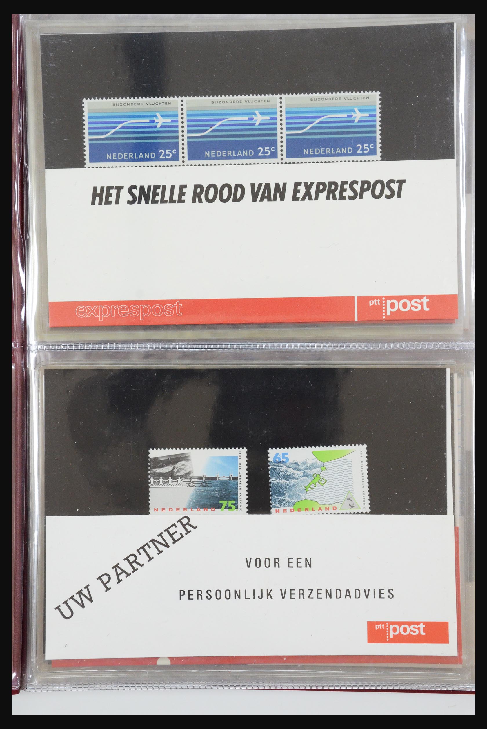 31495 037 - 31495 Nederland speciale PTT mapjes.