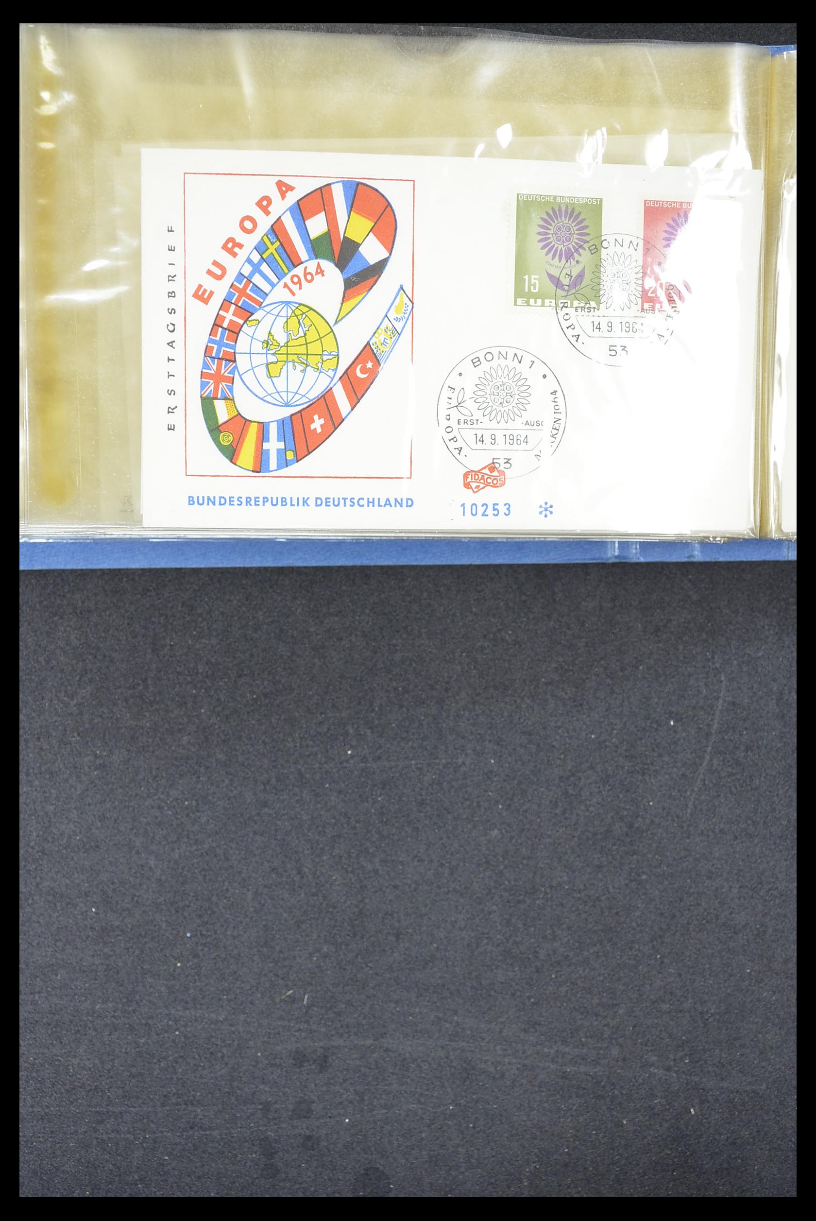 33194 1064 - Postzegelverzameling 33194 Wereld uitzoekdoos 1880-1980.