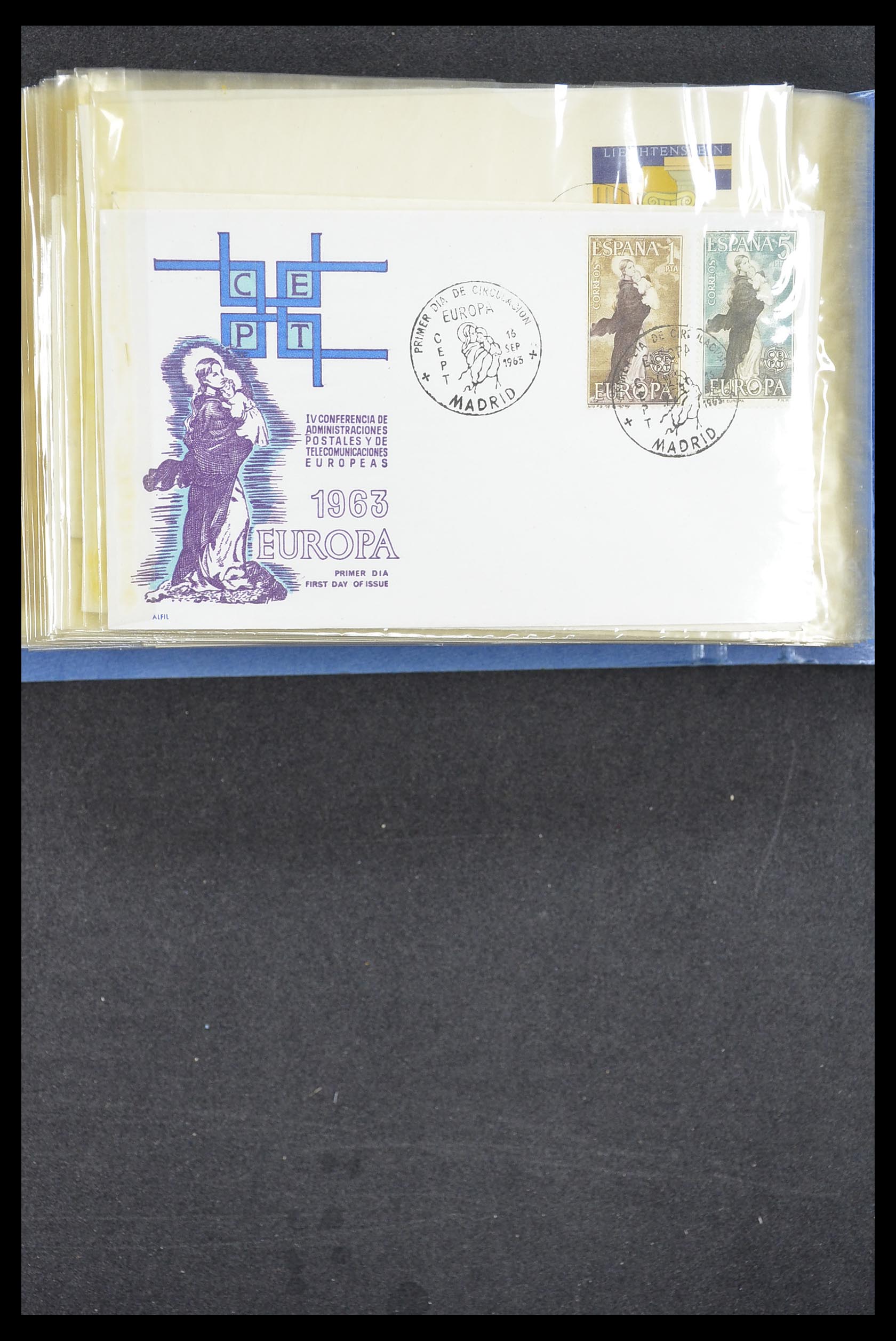 33194 1104 - Postzegelverzameling 33194 Wereld uitzoekdoos 1880-1980.