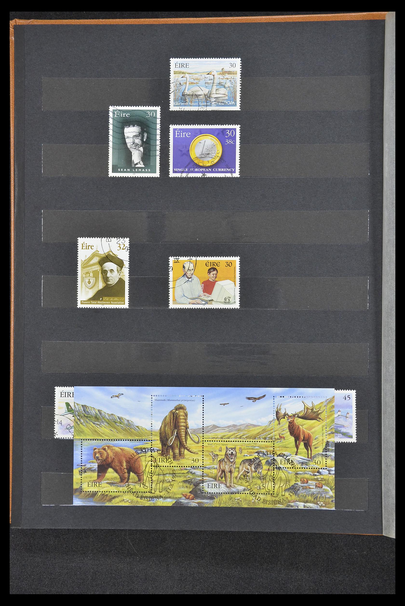 33228 061 - Postzegelverzameling 33228 Ierland 1922-2001.