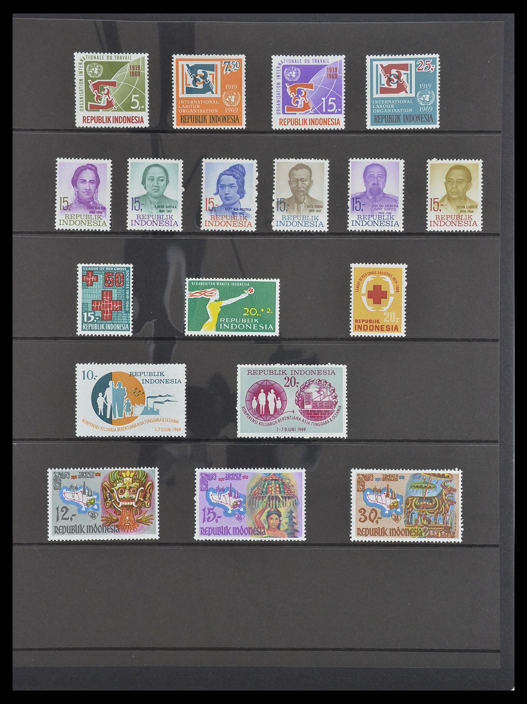 33483 043 - Postzegelverzameling 33483 Indonesië 1945-1999.