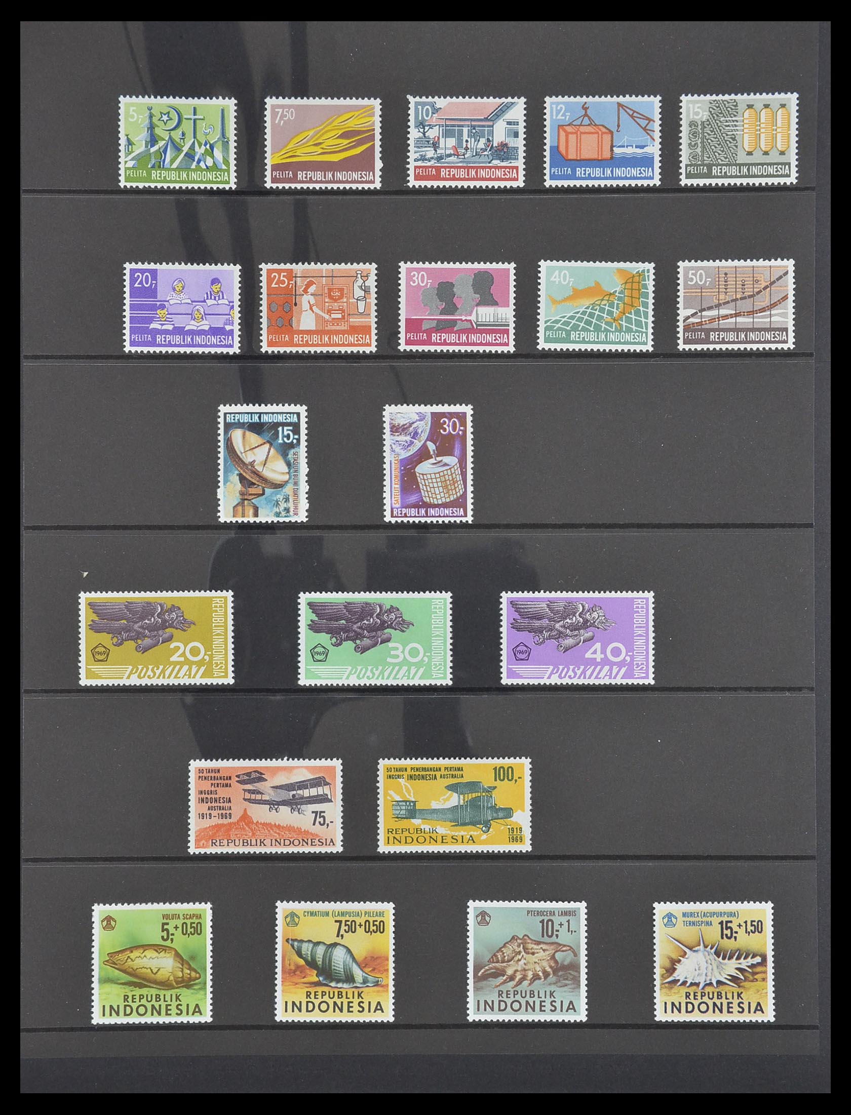 33483 045 - Postzegelverzameling 33483 Indonesië 1945-1999.