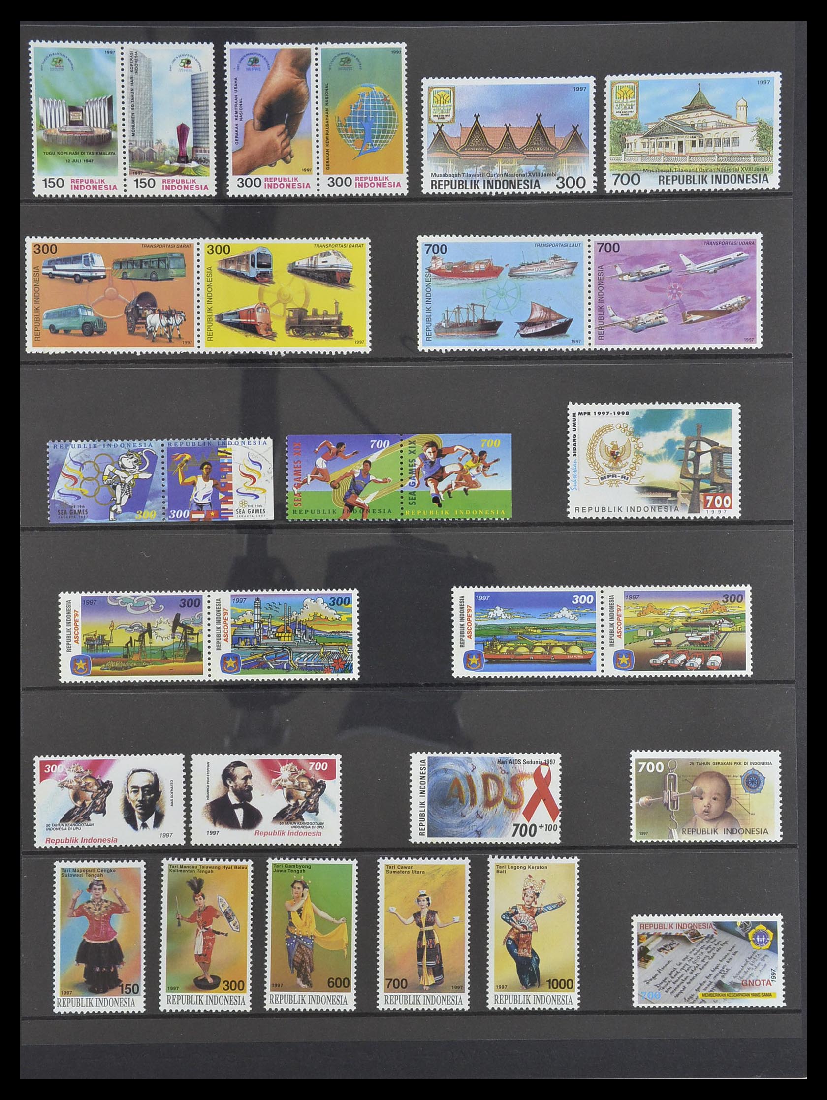 33483 132 - Postzegelverzameling 33483 Indonesië 1945-1999.