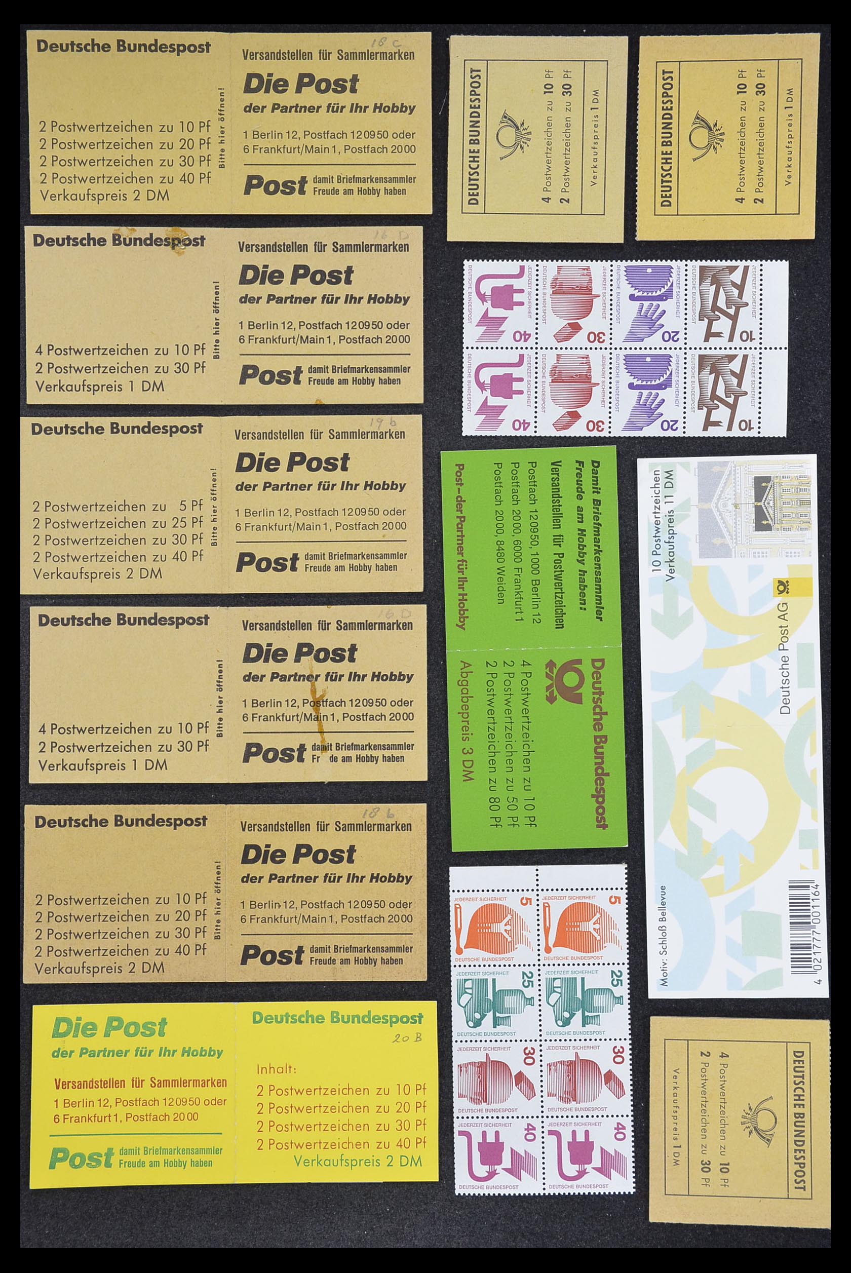33744 032 - Postzegelverzameling 33744 Wereld postzegelboekjes 1919-2011.