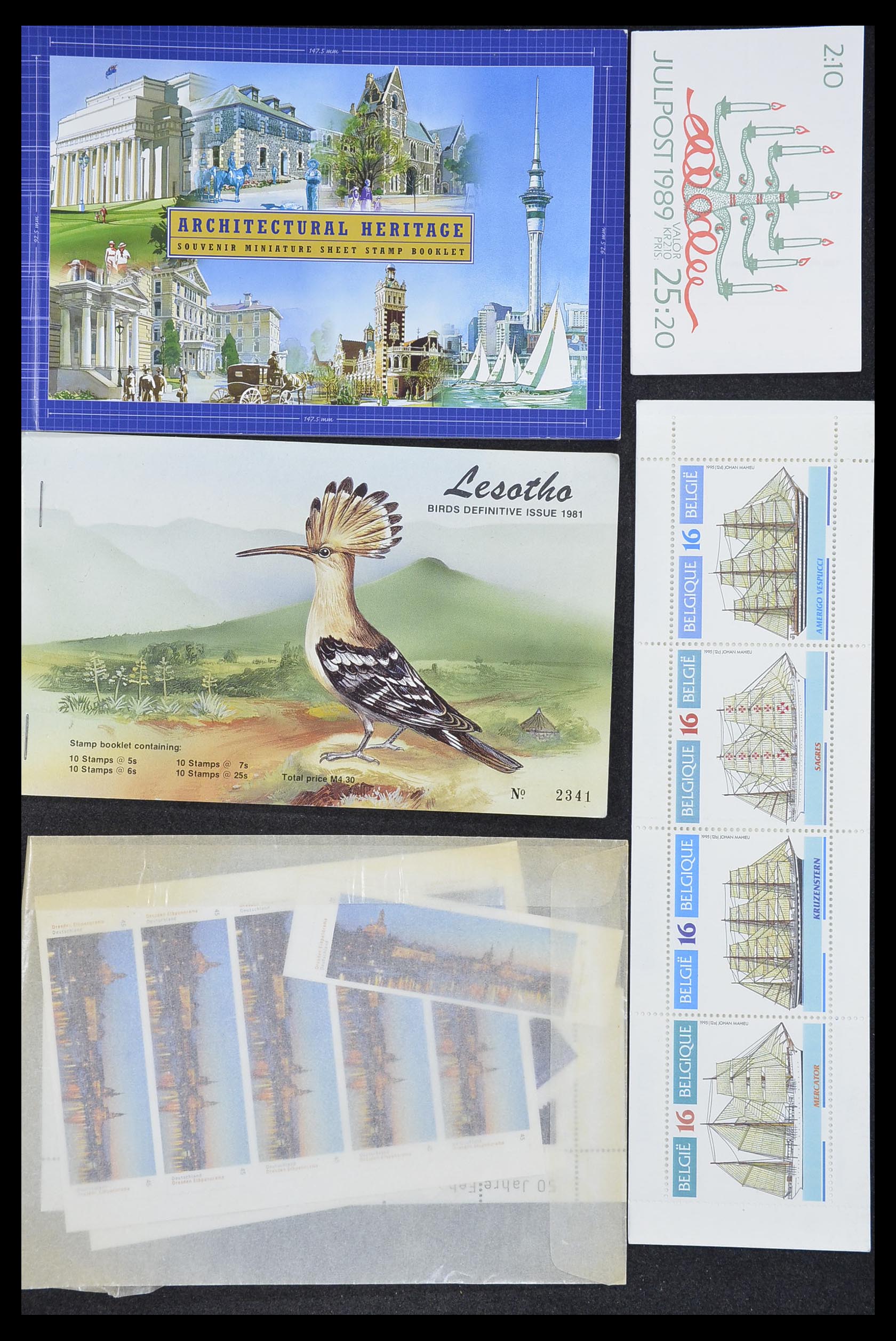 33744 049 - Postzegelverzameling 33744 Wereld postzegelboekjes 1919-2011.