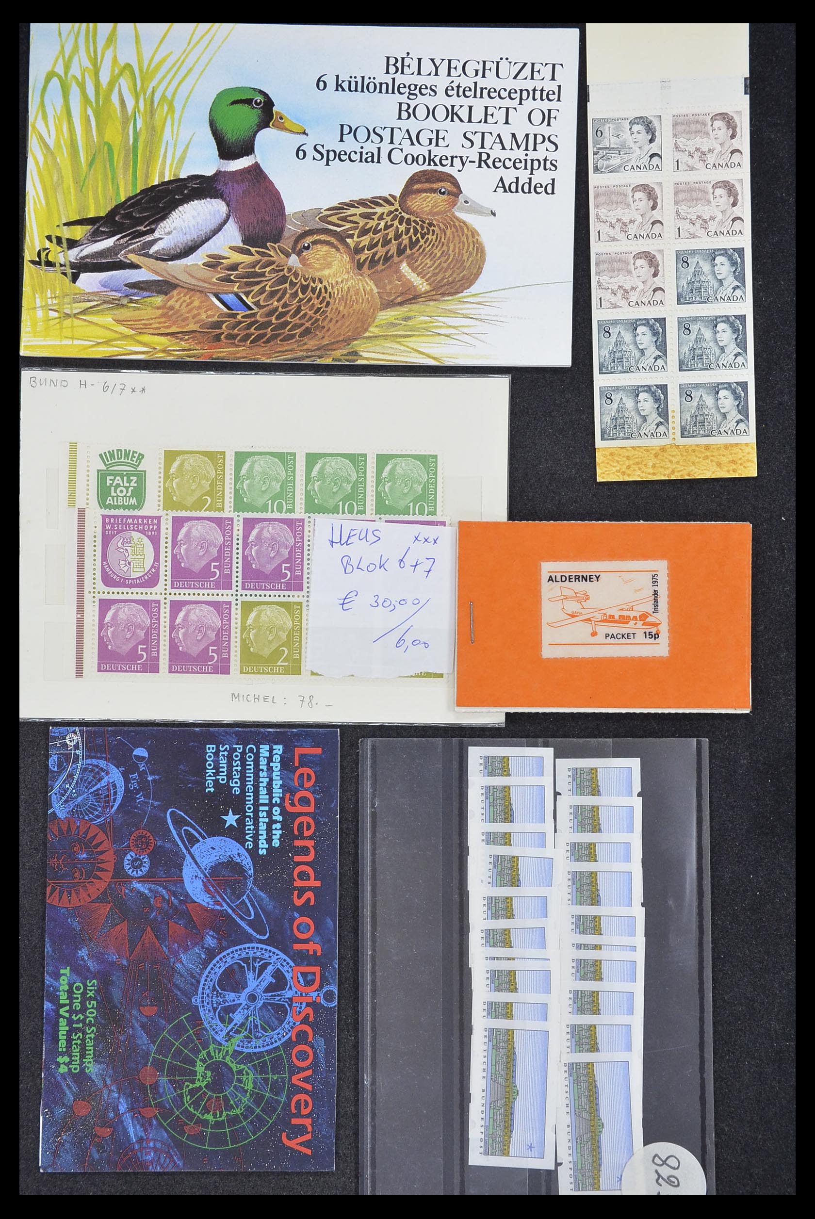 33744 050 - Postzegelverzameling 33744 Wereld postzegelboekjes 1919-2011.