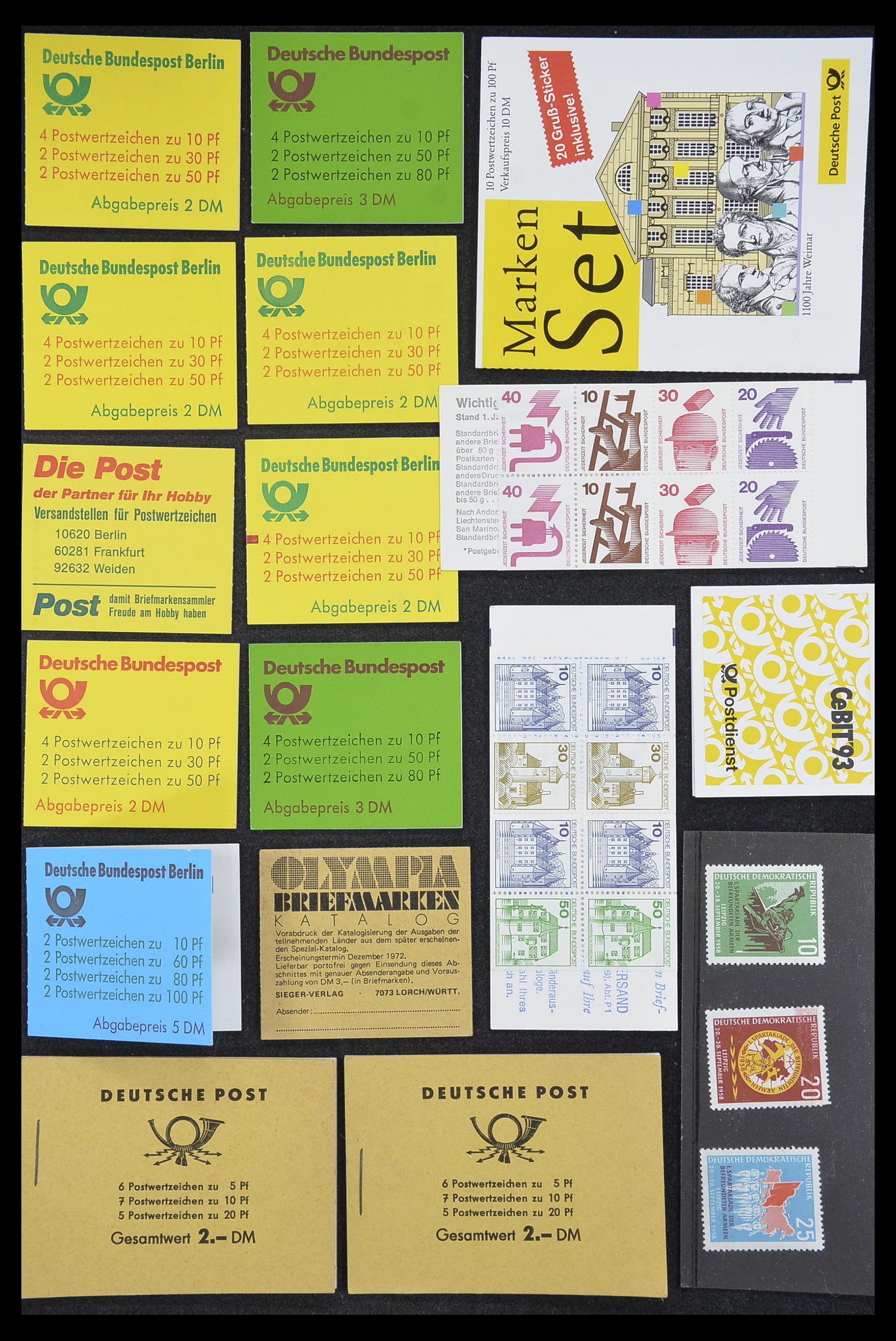 33744 053 - Postzegelverzameling 33744 Wereld postzegelboekjes 1919-2011.