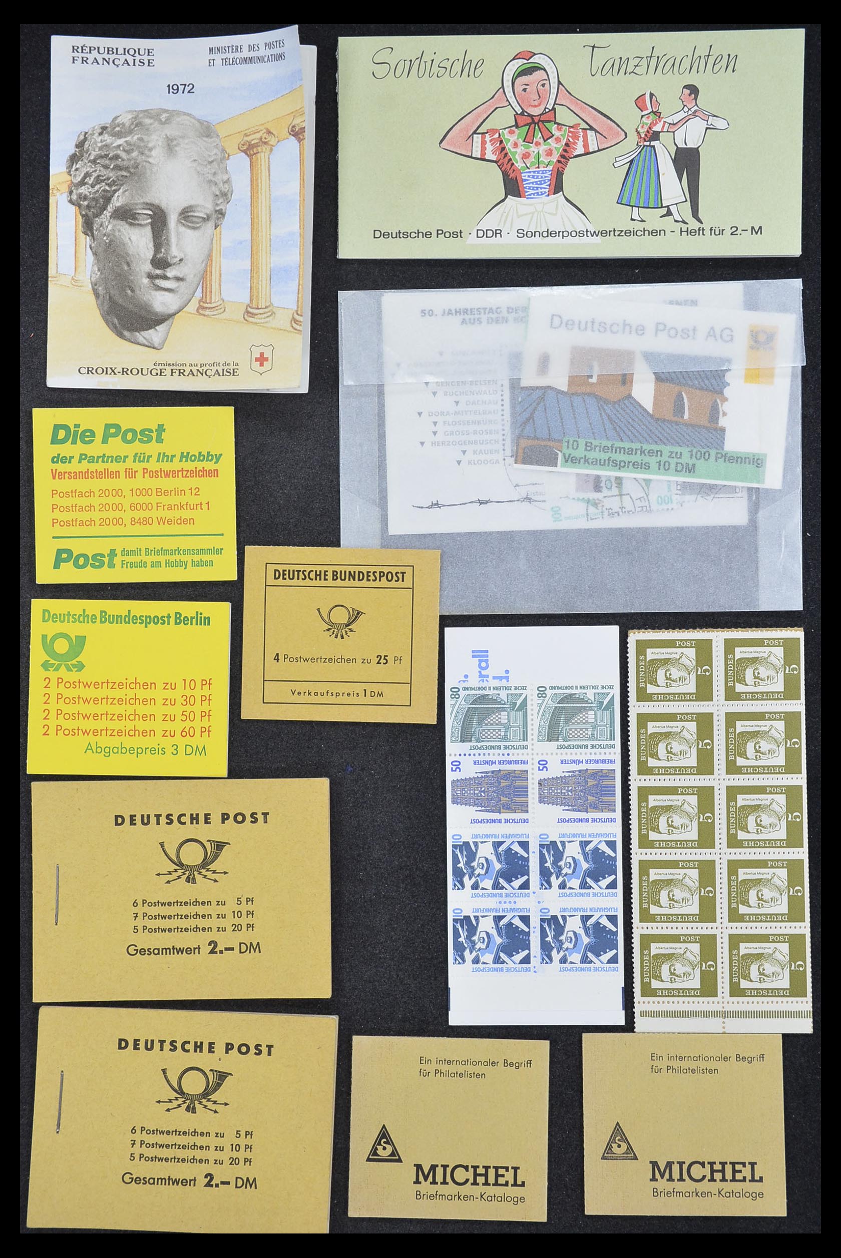 33744 055 - Postzegelverzameling 33744 Wereld postzegelboekjes 1919-2011.