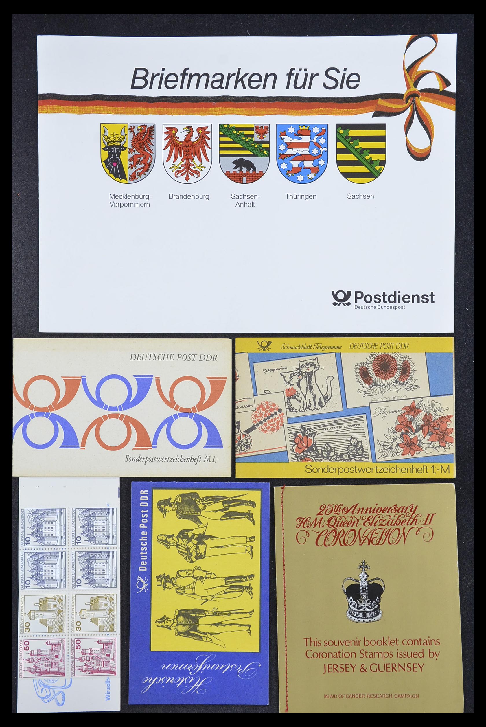 33744 057 - Postzegelverzameling 33744 Wereld postzegelboekjes 1919-2011.