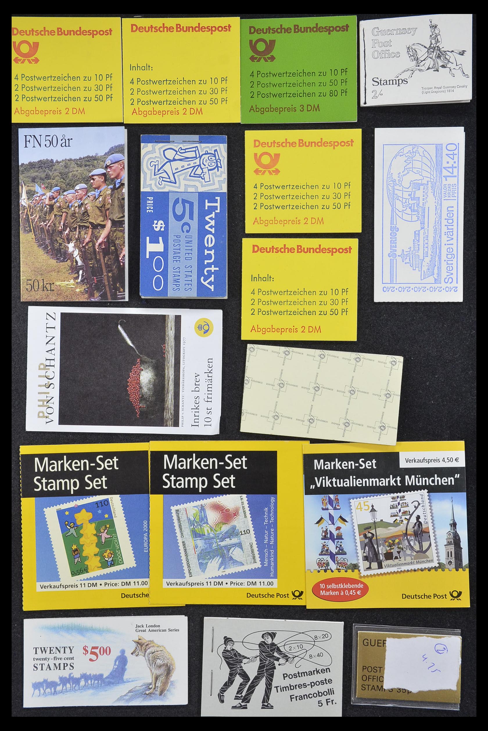 33744 066 - Postzegelverzameling 33744 Wereld postzegelboekjes 1919-2011.