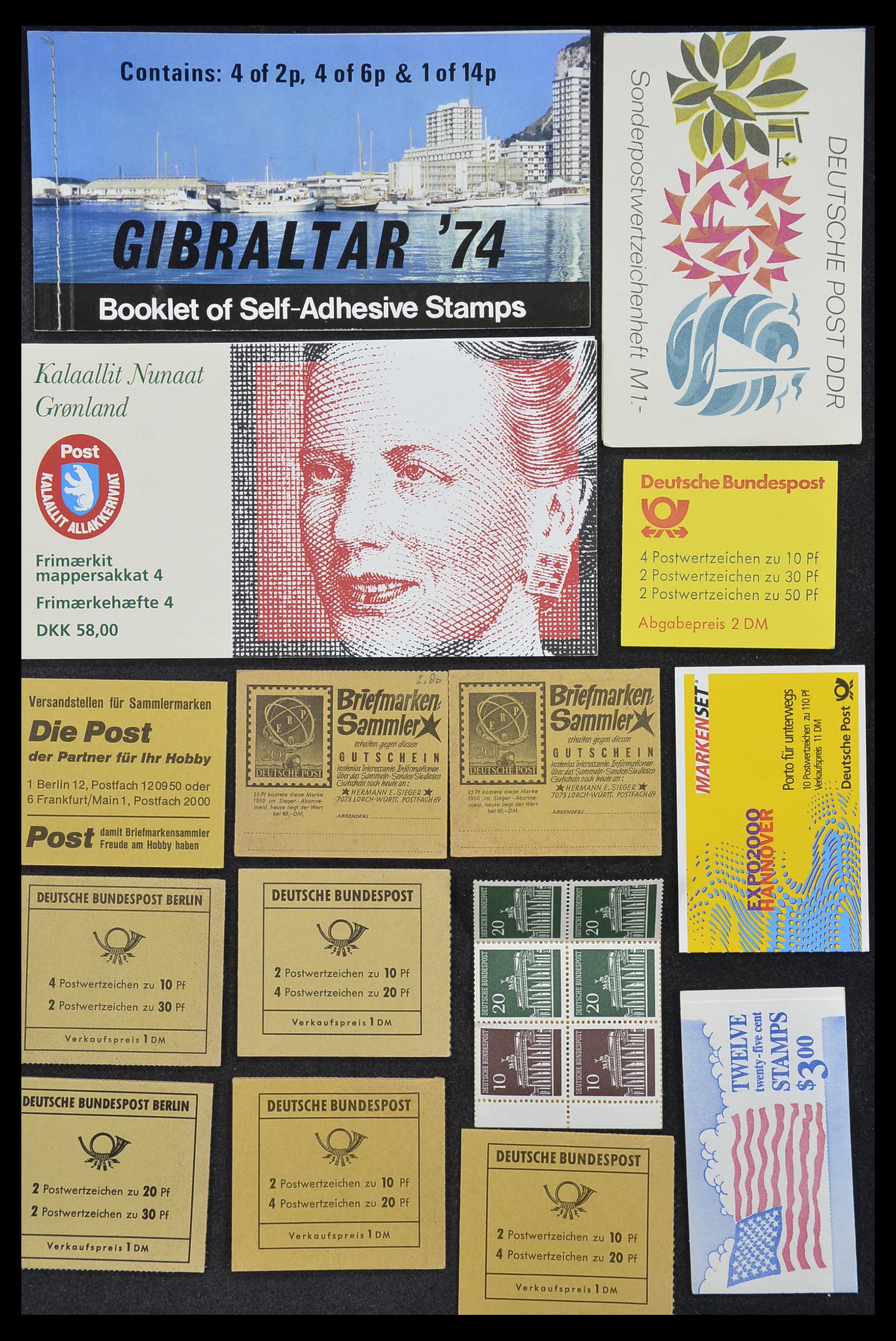 33744 068 - Postzegelverzameling 33744 Wereld postzegelboekjes 1919-2011.