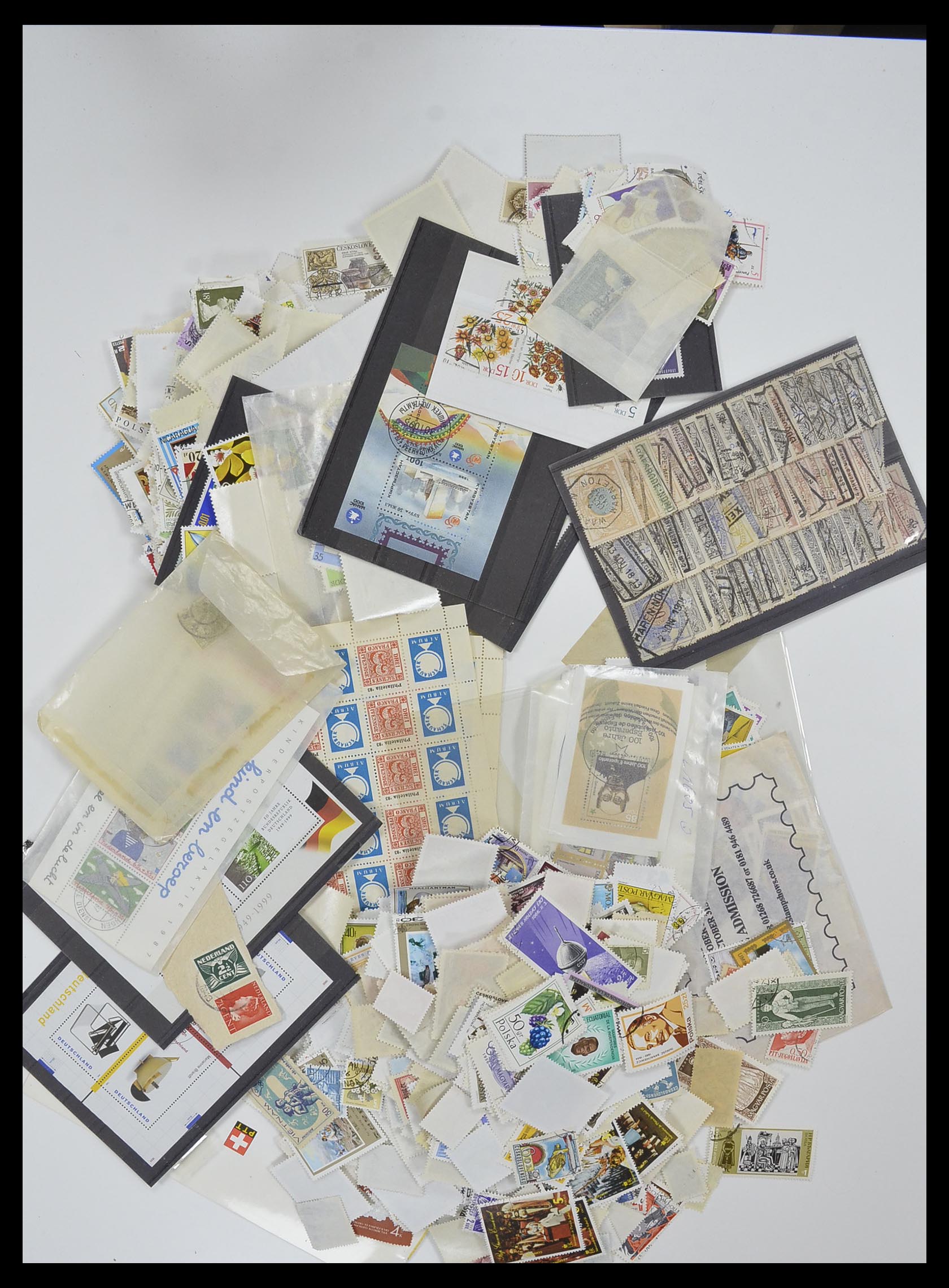 33751 003 - Postzegelverzameling 33751 Wereld uitzoekpartij 1870-2010.