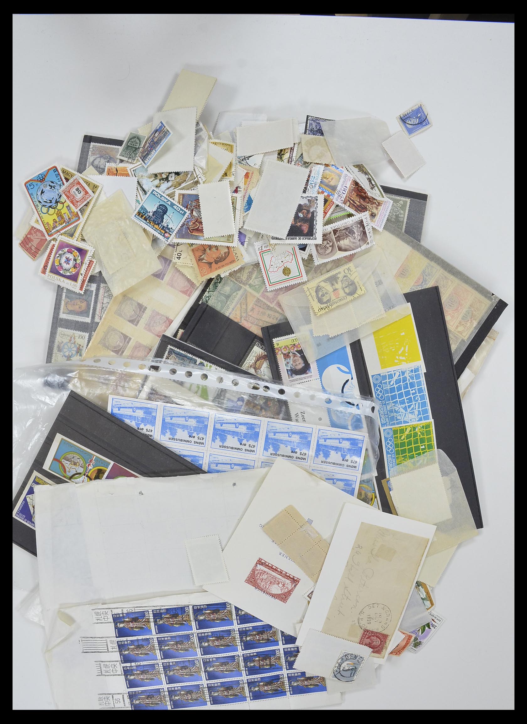 33751 004 - Stamp collection 33751 World sorting lot 1870-2010.