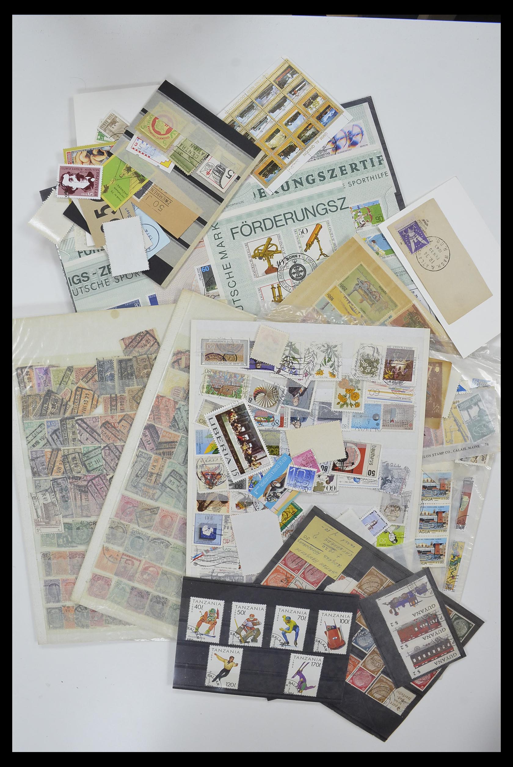 33751 005 - Postzegelverzameling 33751 Wereld uitzoekpartij 1870-2010.