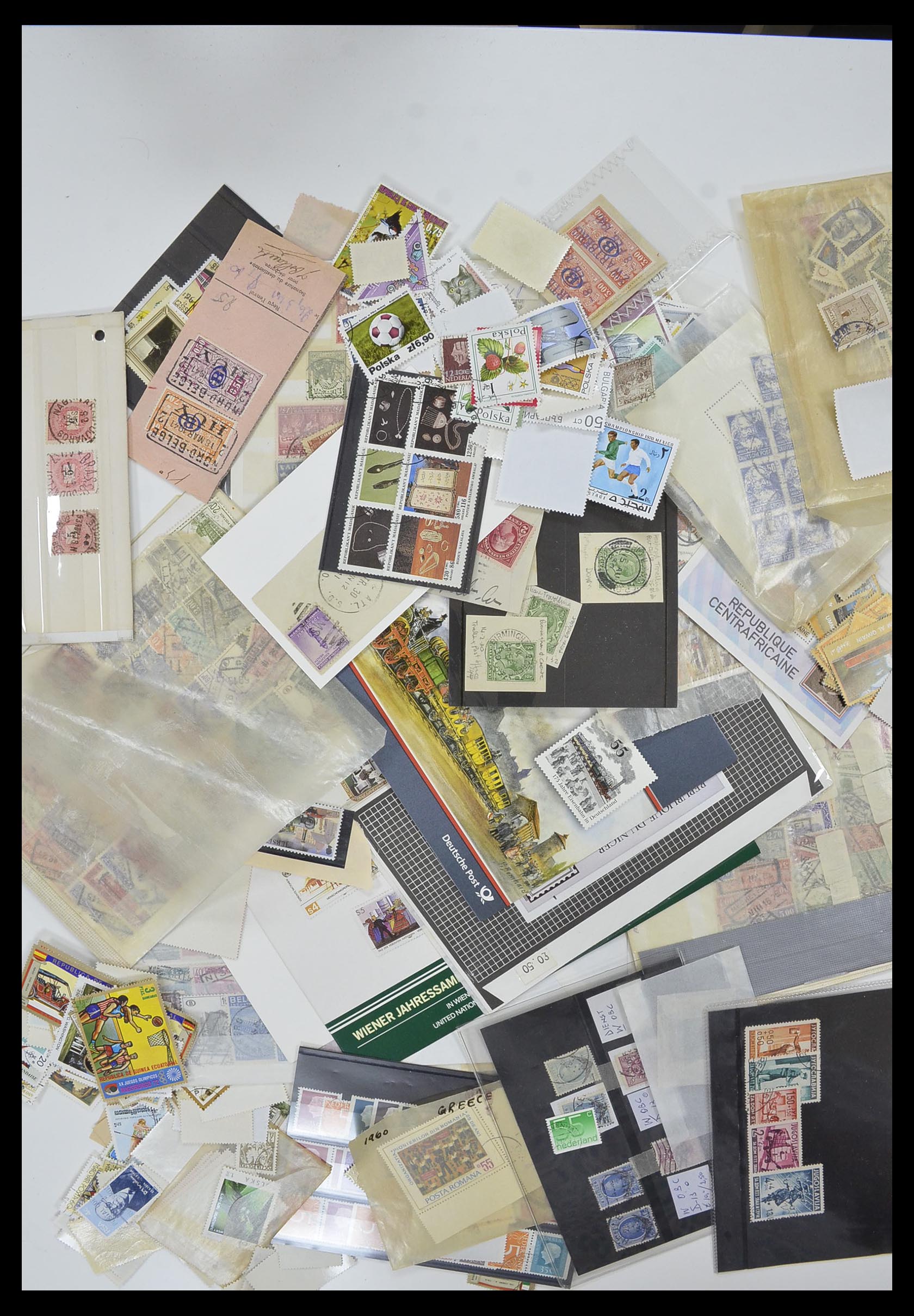 33751 006 - Postzegelverzameling 33751 Wereld uitzoekpartij 1870-2010.