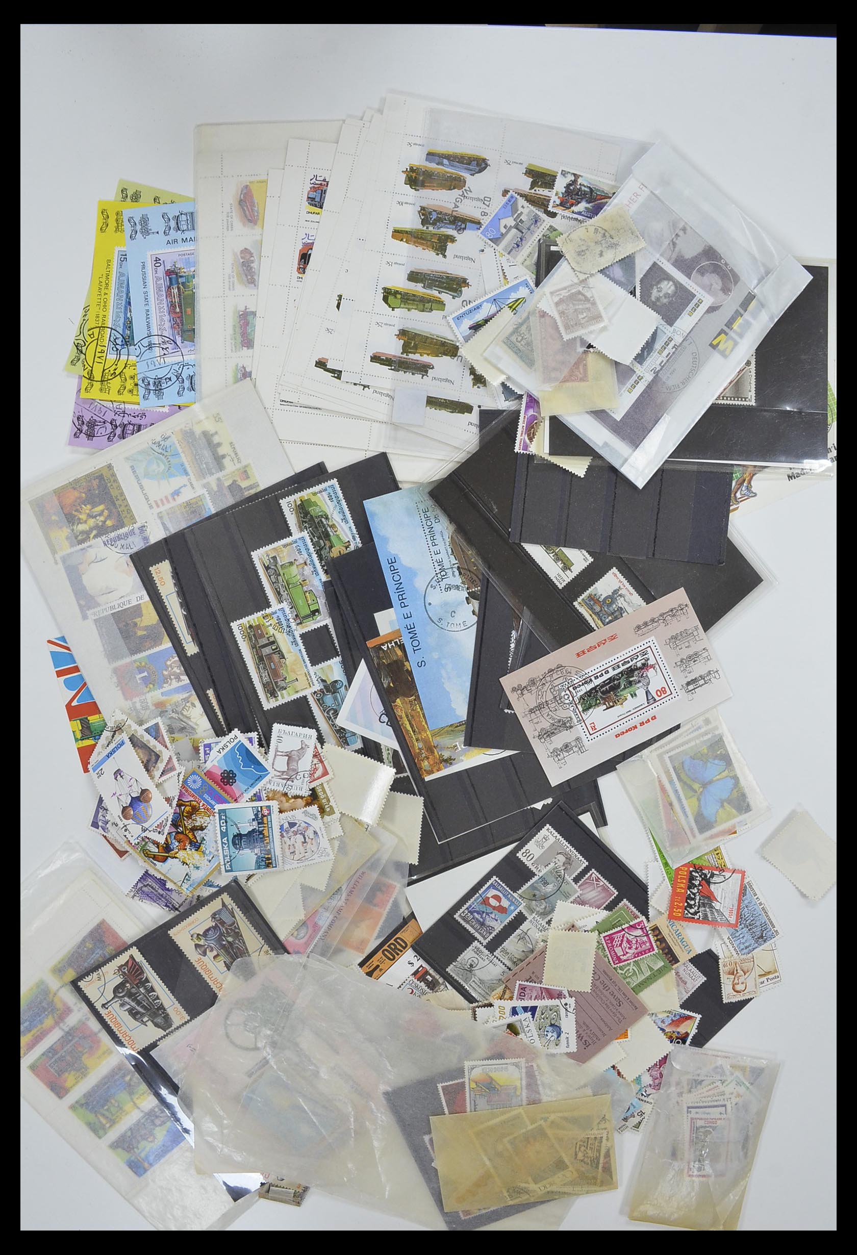 33751 019 - Postzegelverzameling 33751 Wereld uitzoekpartij 1870-2010.