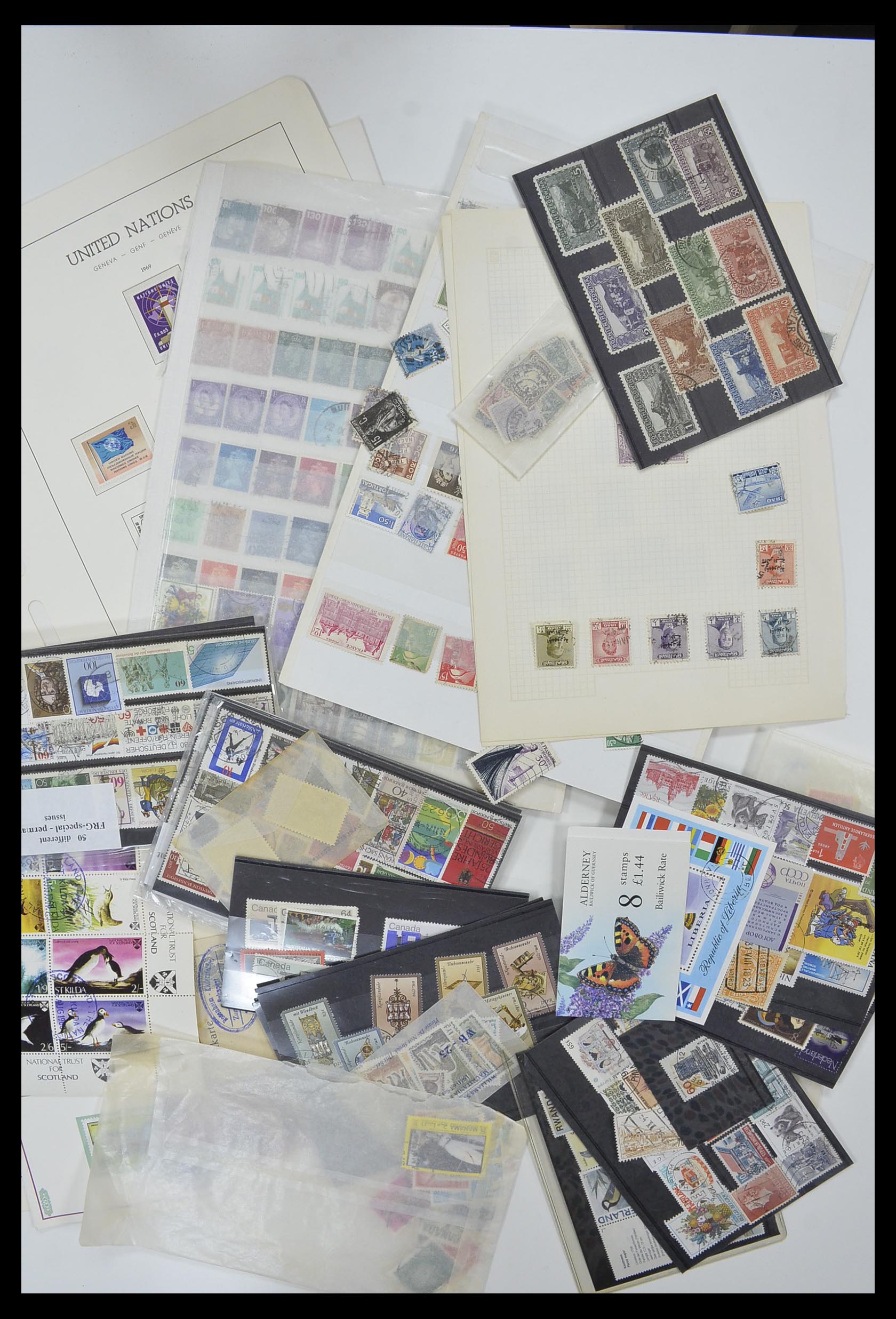 33751 022 - Stamp collection 33751 World sorting lot 1870-2010.