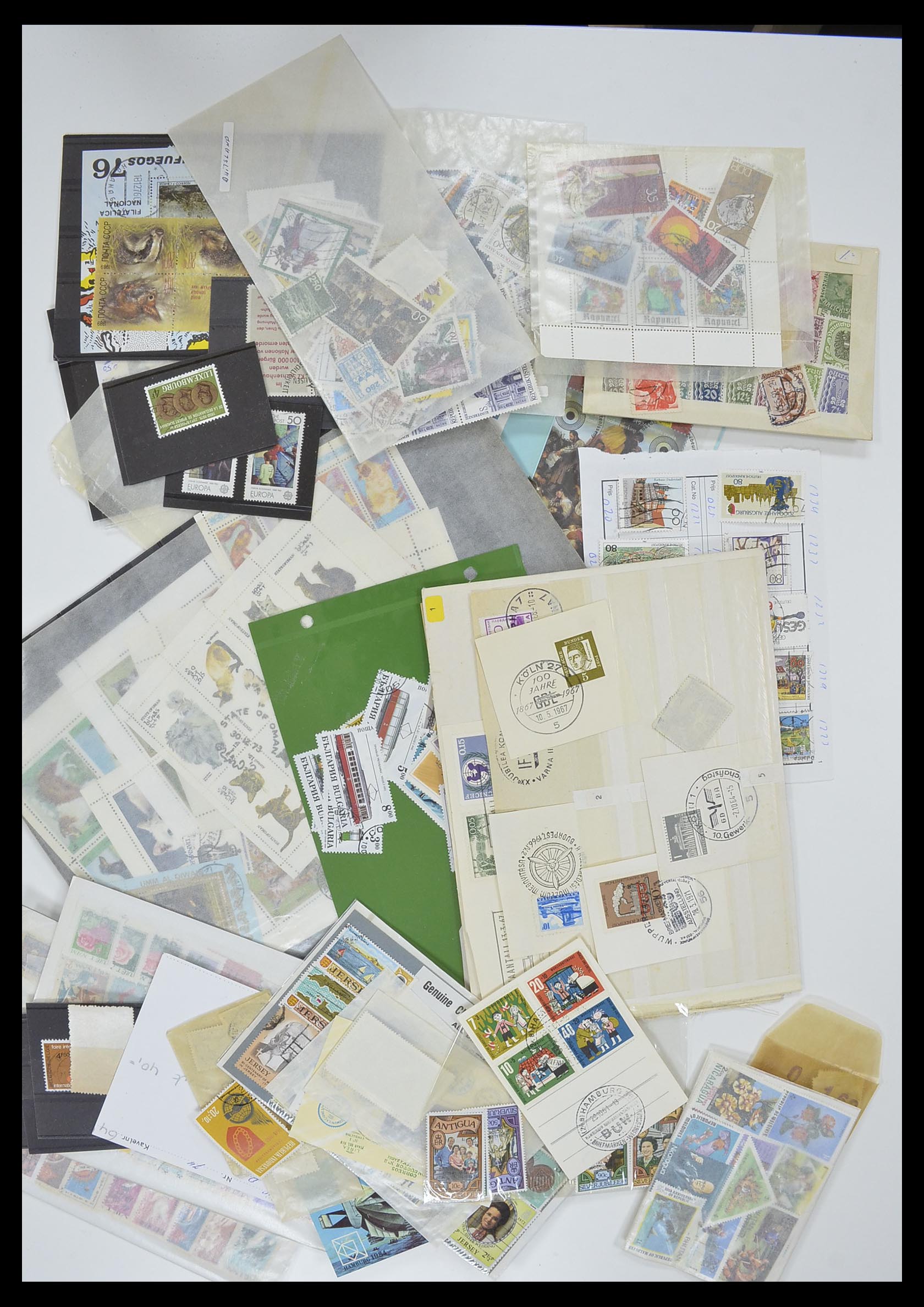 33751 023 - Stamp collection 33751 World sorting lot 1870-2010.