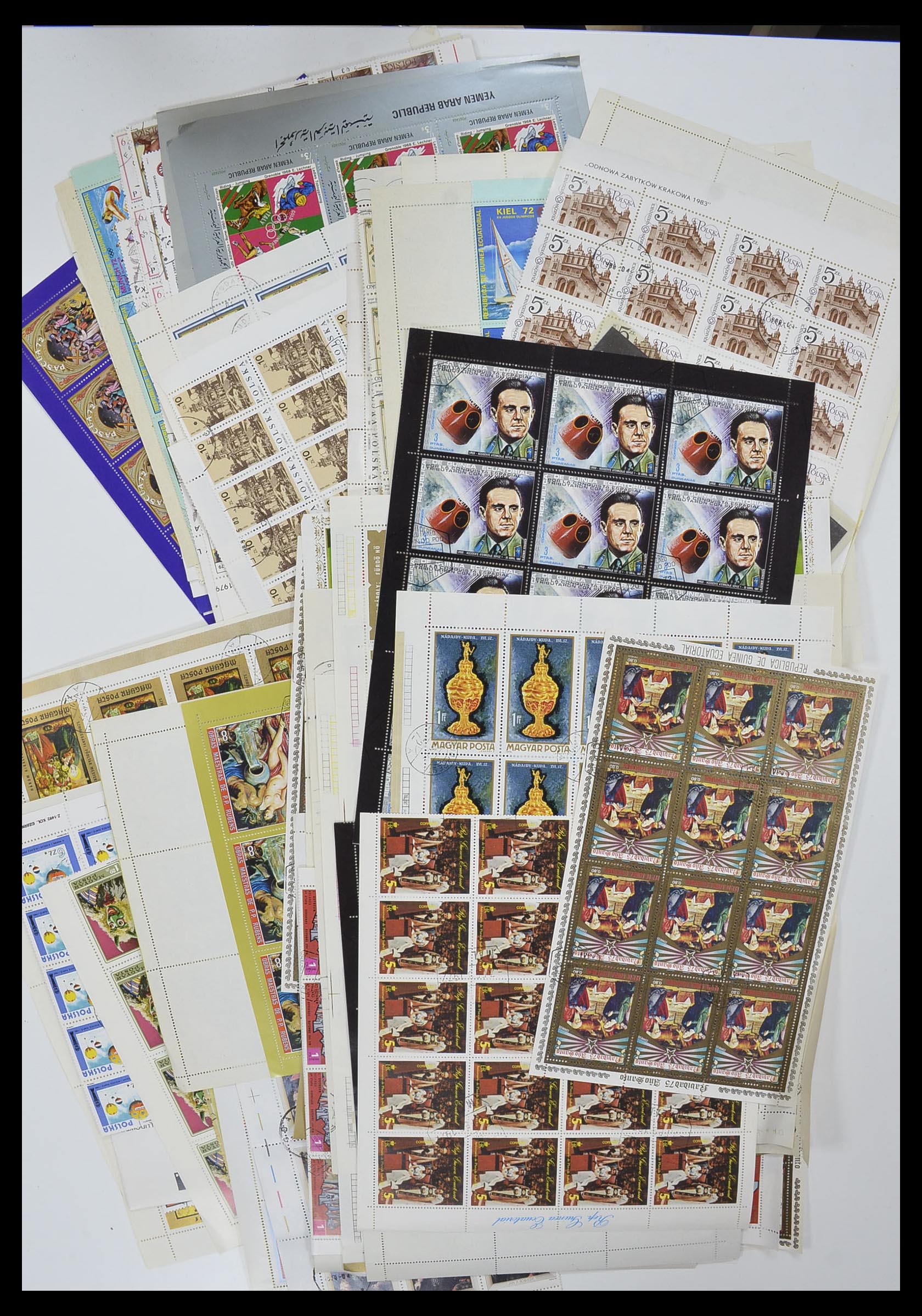 33751 028 - Stamp collection 33751 World sorting lot 1870-2010.