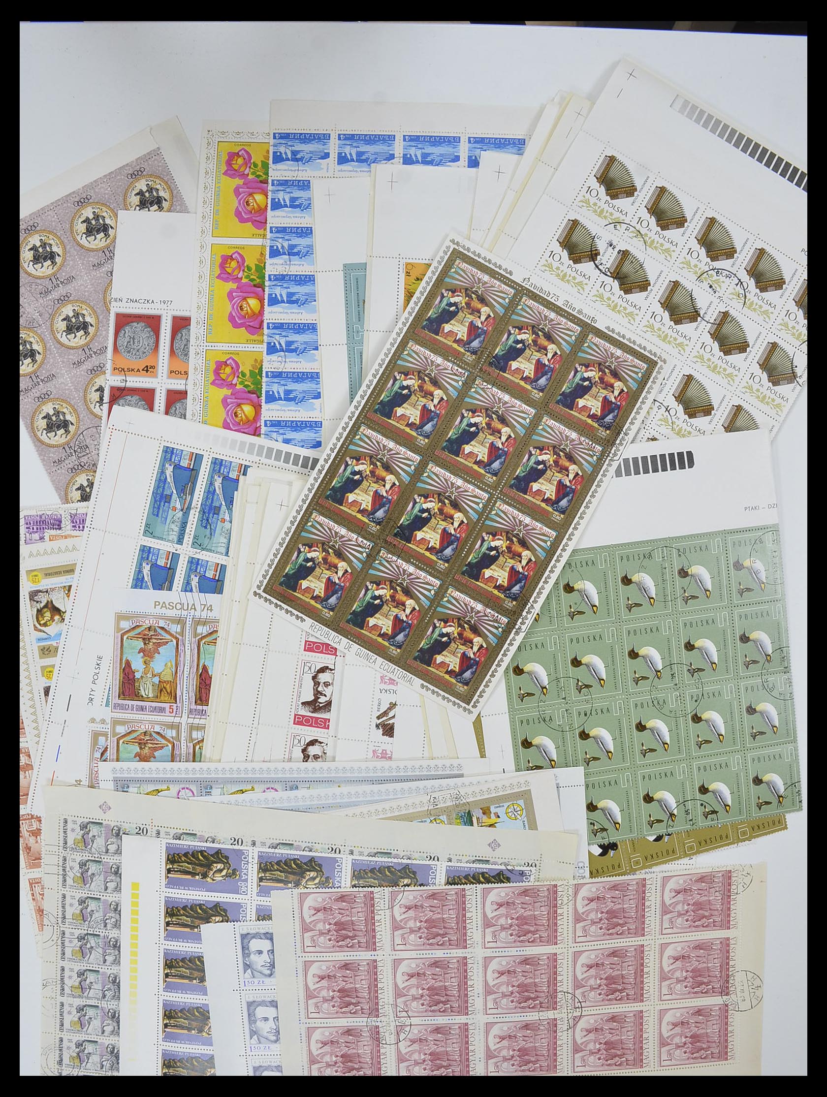 33751 030 - Stamp collection 33751 World sorting lot 1870-2010.