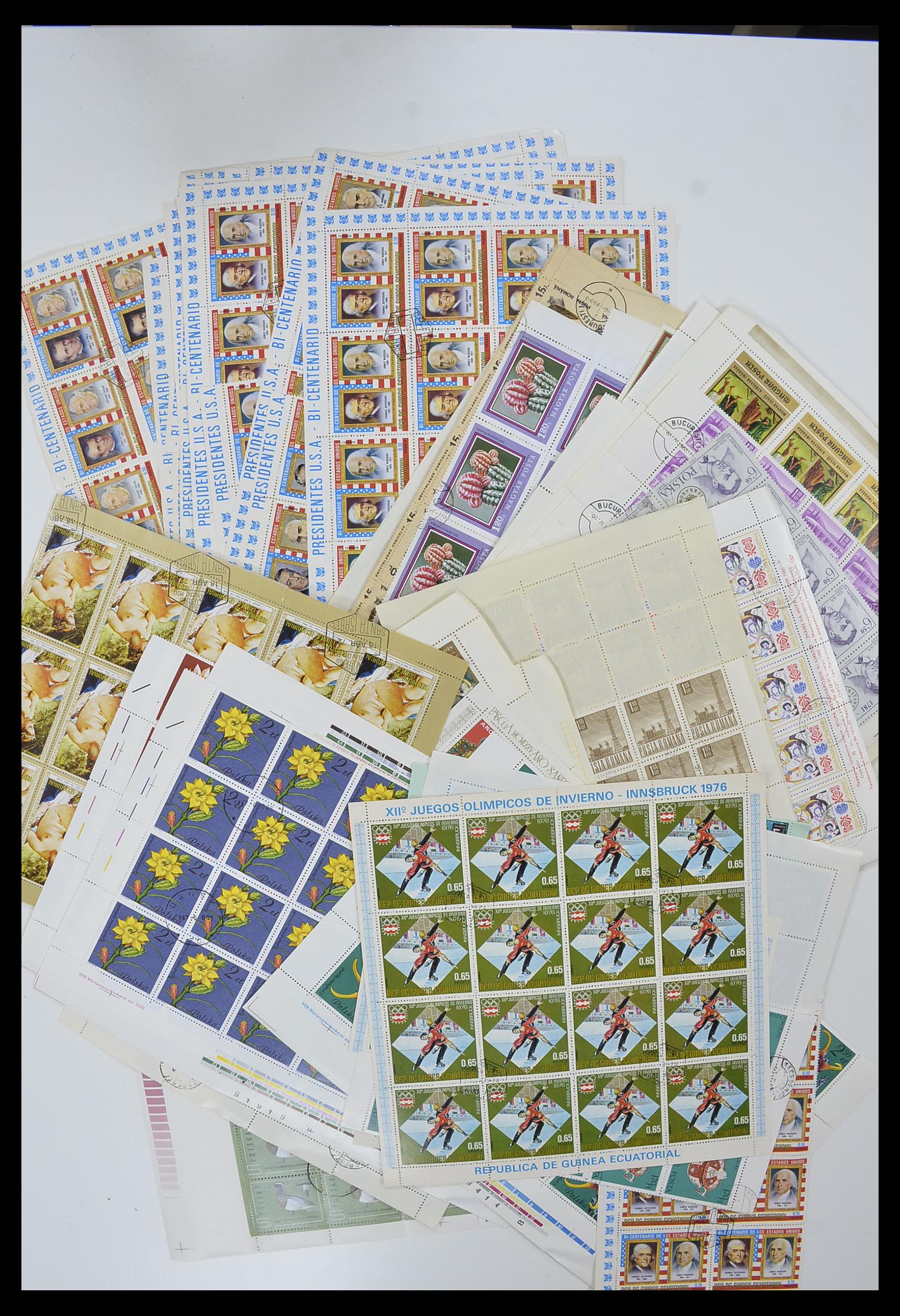 33751 034 - Stamp collection 33751 World sorting lot 1870-2010.