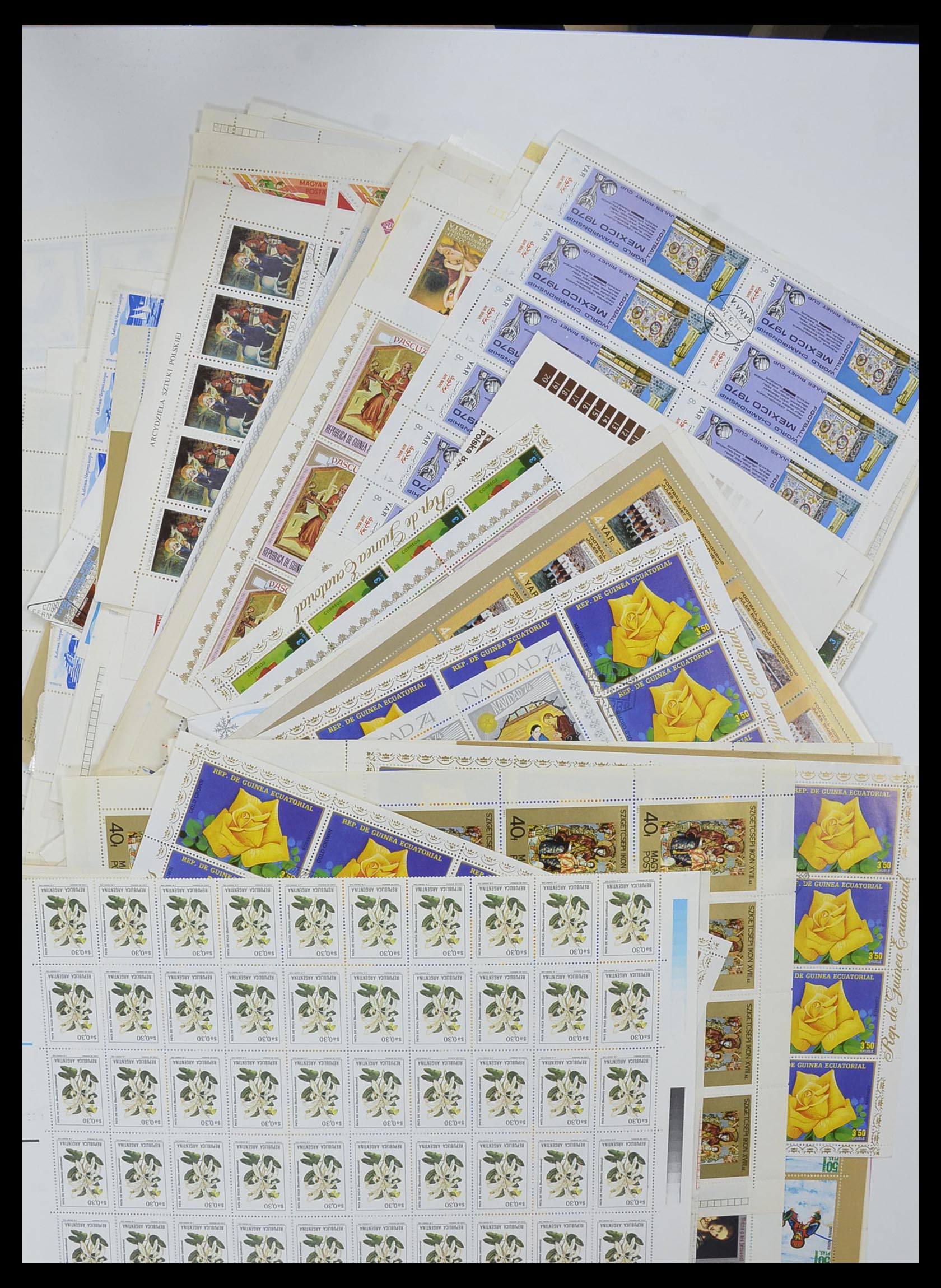 33751 037 - Stamp collection 33751 World sorting lot 1870-2010.