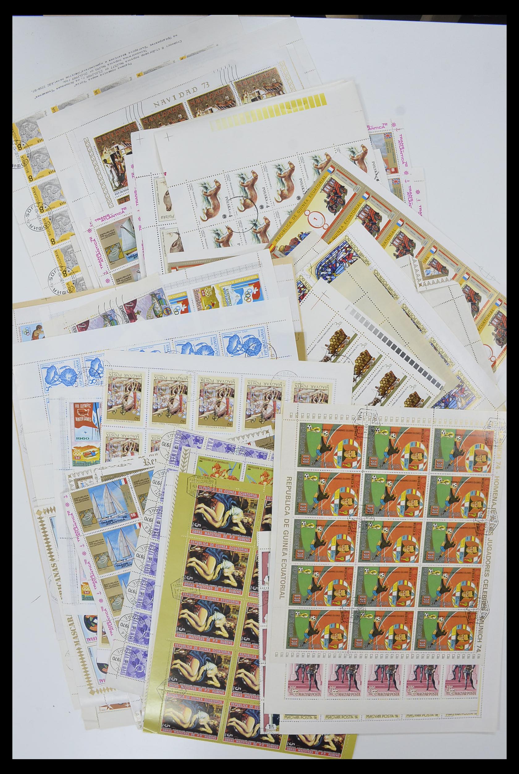 33751 038 - Stamp collection 33751 World sorting lot 1870-2010.