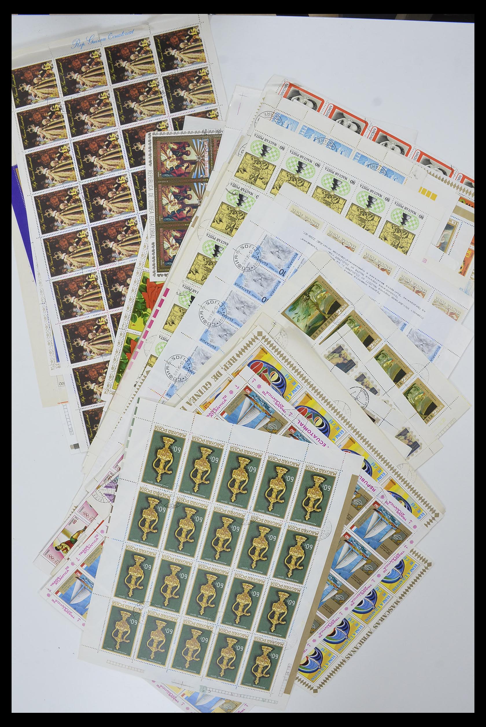 33751 039 - Stamp collection 33751 World sorting lot 1870-2010.