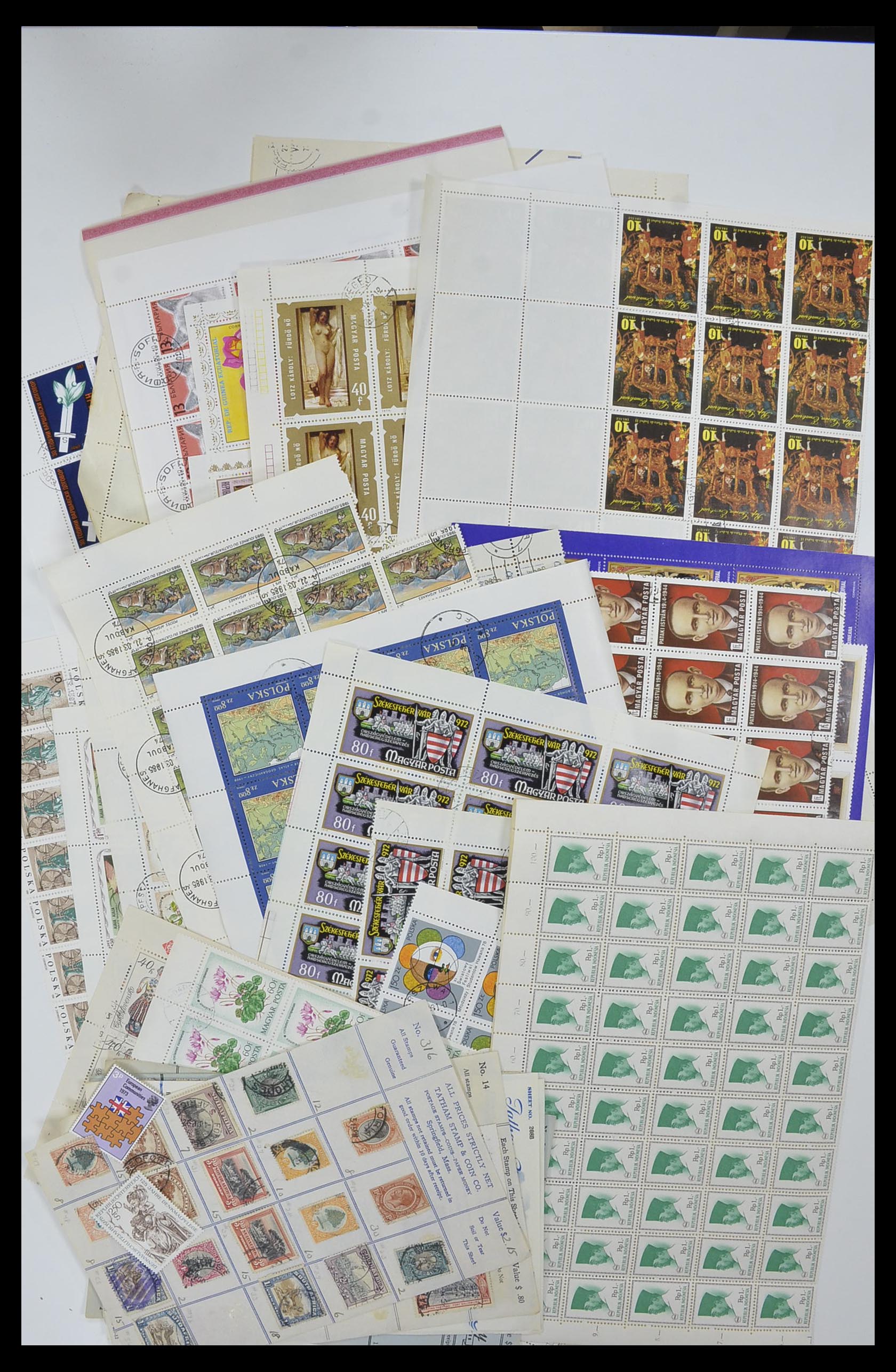 33751 040 - Stamp collection 33751 World sorting lot 1870-2010.