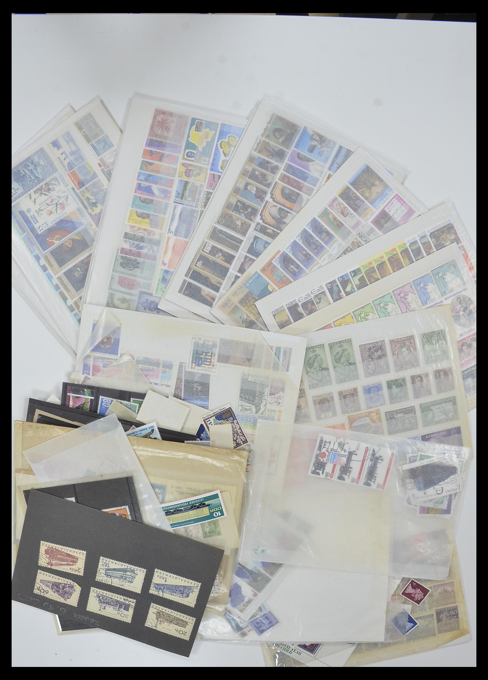 33751 044 - Stamp collection 33751 World sorting lot 1870-2010.