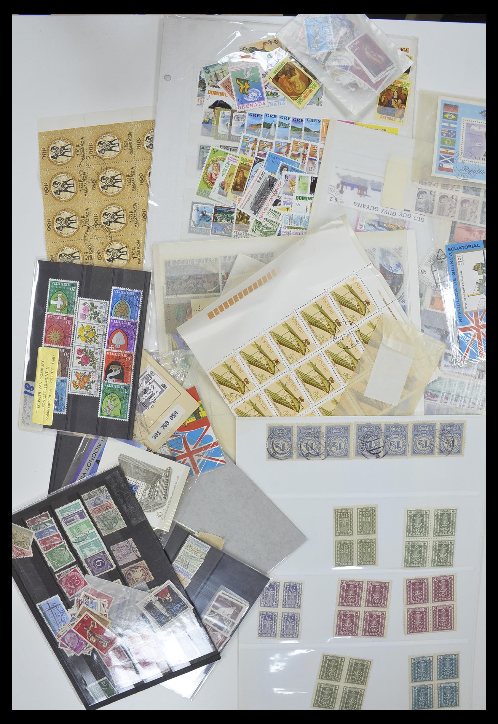 33751 045 - Stamp collection 33751 World sorting lot 1870-2010.