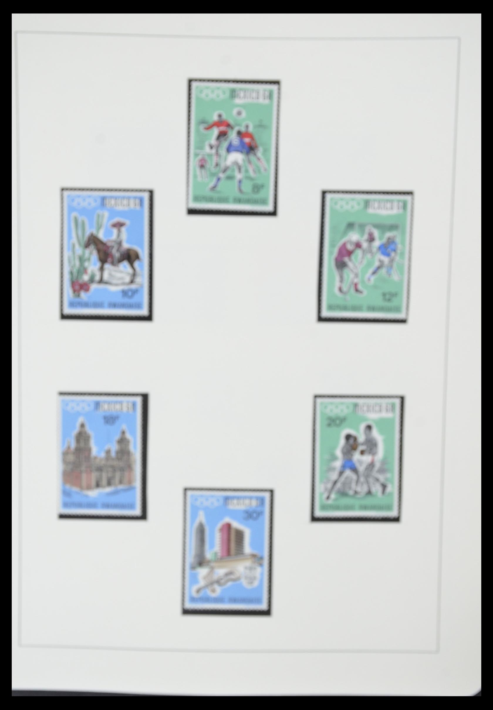 33767 037 - Postzegelverzameling 33767 Rwanda 1962-1988.